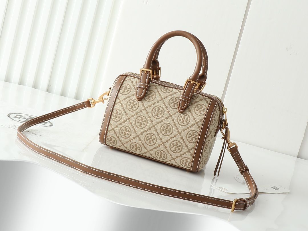 Top tier original small size in Guangzhou, original order quality, new product attention to details TORY BURCH T MONOGRAM mini jacquard wine barrel bag. This series uses woven jacquard fabric to create a charming and timeless style with unique stitching