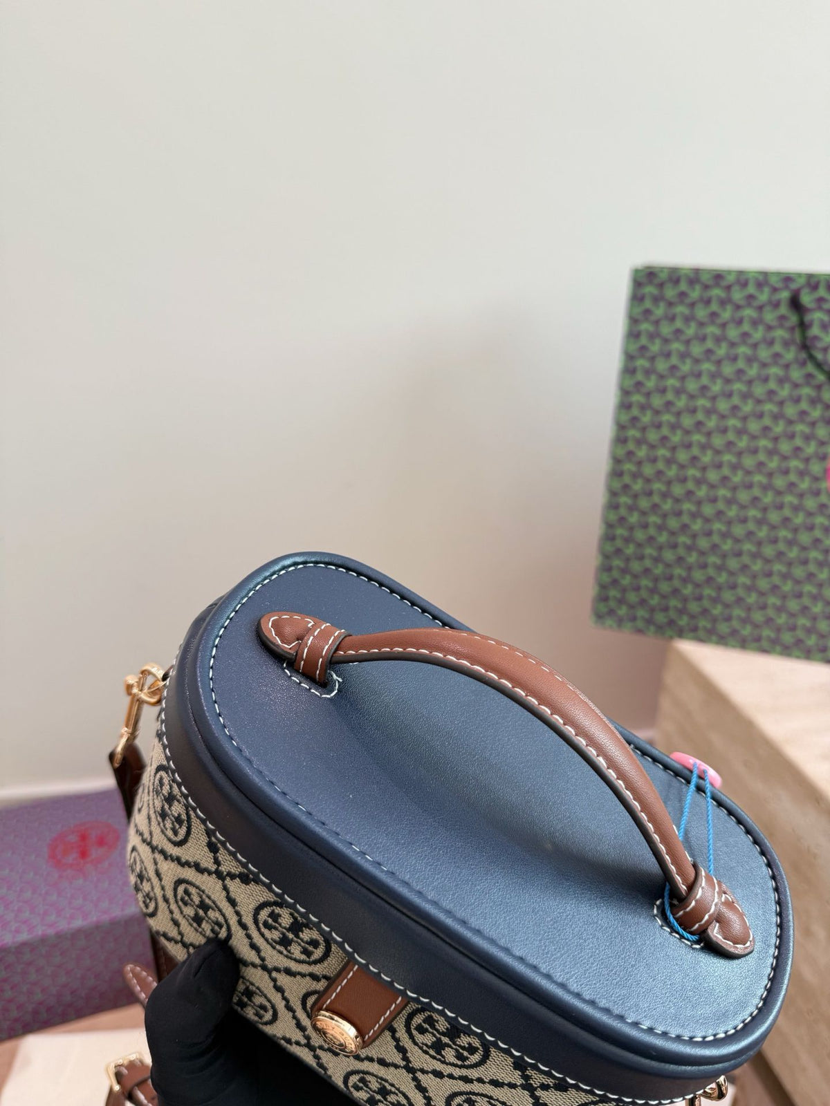 Comes with a folding box size of 18.11cm