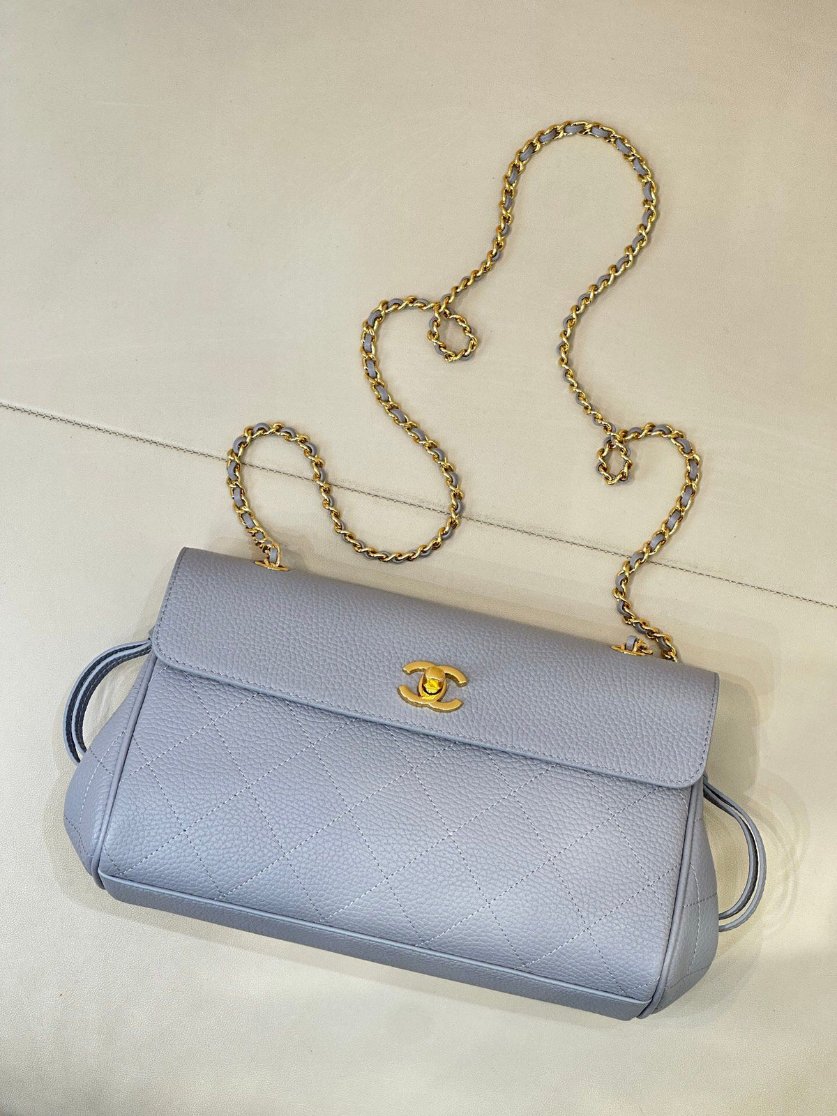 Gray blue, low saturation gray haze blue, cool and high-end, avoid the bad streets, black and white, low-key and niche, show temperament on the upper body, highly recognizable for commuting