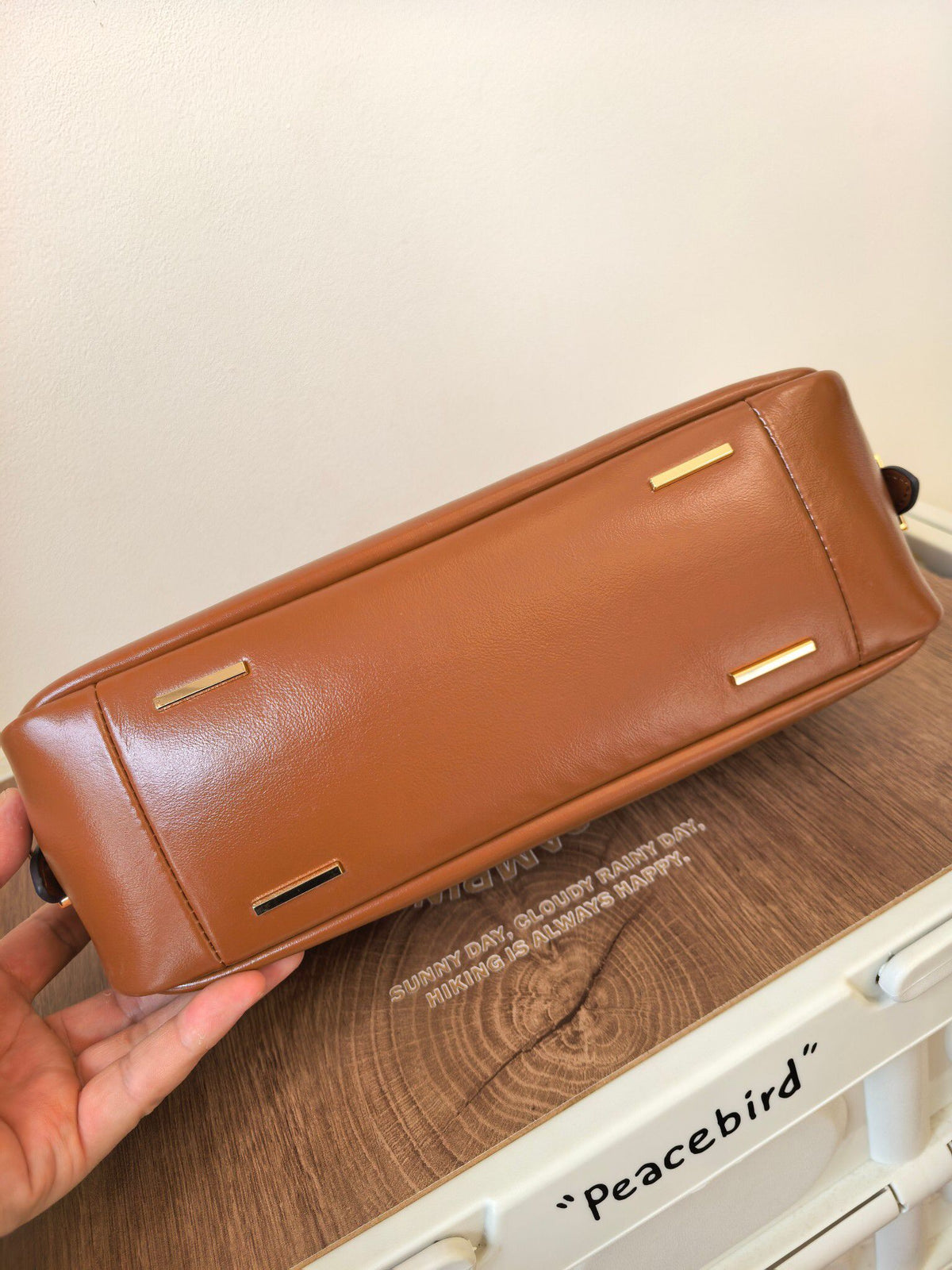 The new TORY BURCH ROBINSON SATCHEL bowling bag is made of oil wax cowhide material, which has a delicate, durable, simple and atmospheric feel. The front brand metal logo is highly recognizable and durable. The bag has a round shape and a large capacity