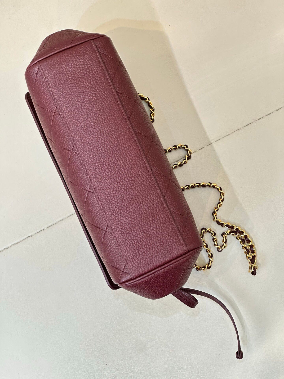 Burgundy, a mellow retro burgundy, responsible for the atmosphere of autumn and winter. It is more restrained and calm than the regular red. It is a perfect match for the coat. It directly fills the atmosphere of holiday parties.