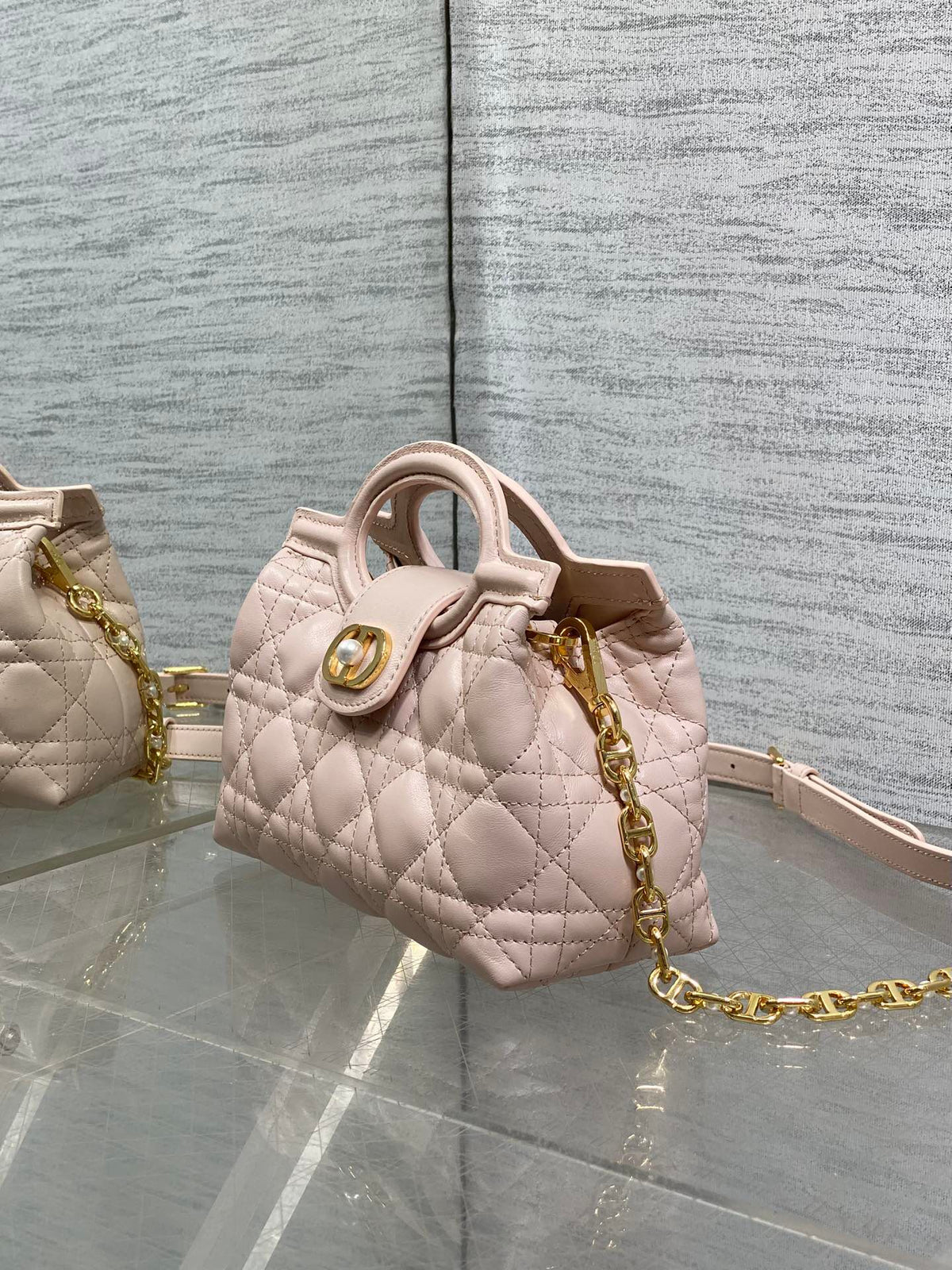 Jolie Top Handle Mini I have no resistance to this kind of exquisite small bag. Carrying a large bag is too tiring. I really like this compact model. It is small, but it can be stuffed with tissues when going out. The best thing is that it can be carried