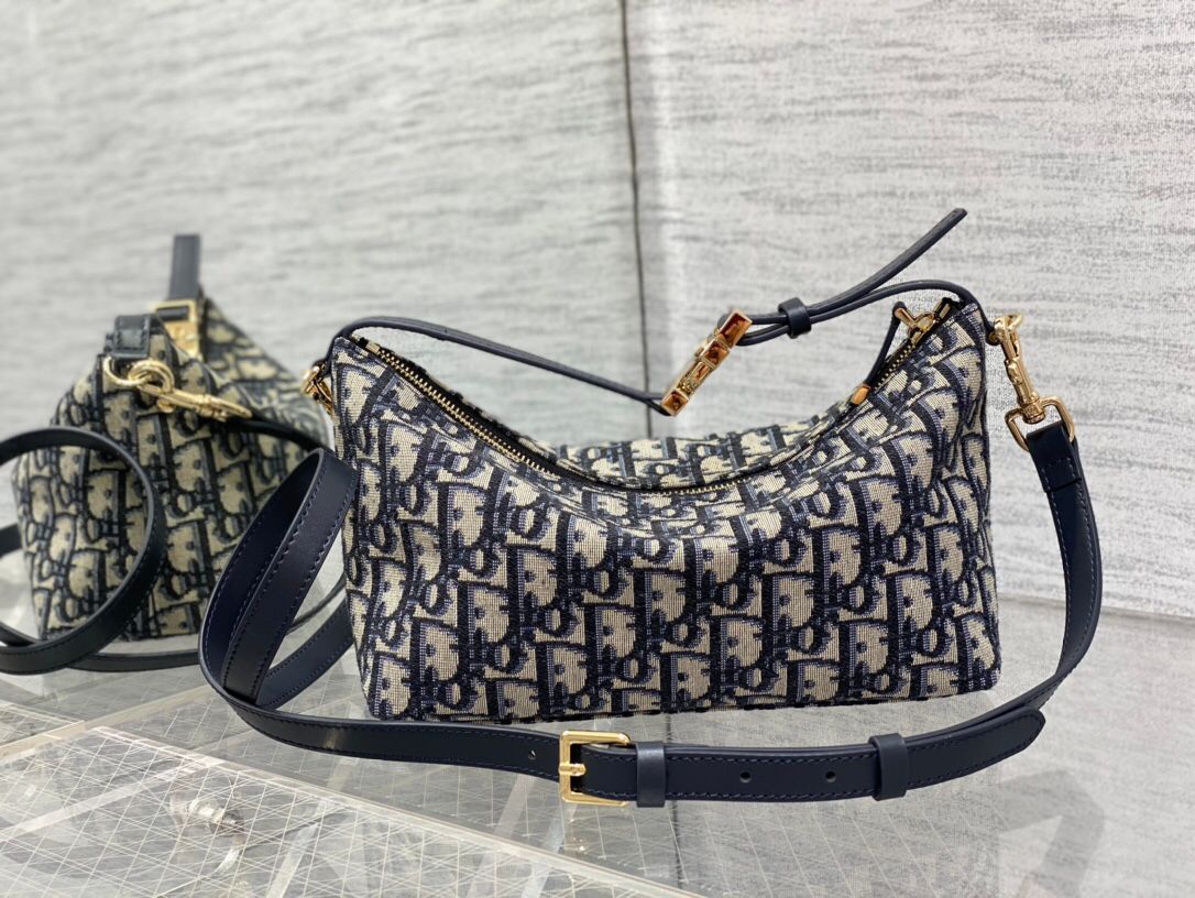 Lunch box bag 2024 new update with shoulder strap 2024 latest lunch box bag I have to recommend it. Brick cabinet hot style. Same diamond pattern, classic old flower embroidery, iconic letters. Very light for personal use. The capacity is also good. It