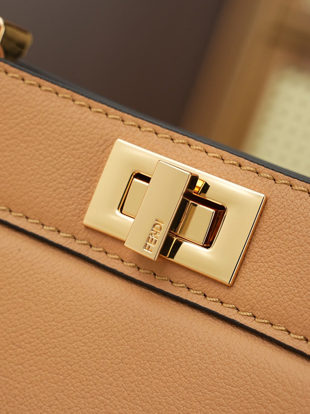Model 8005, small size, 20x11x15cm, FE ND1 "peekaboo I see u" handbag. The brand-new "peekaboo I see u" is designed to showcase your unique side. The new style continues the classic trapezoidal contour and square twist lock design of the original "peekabo