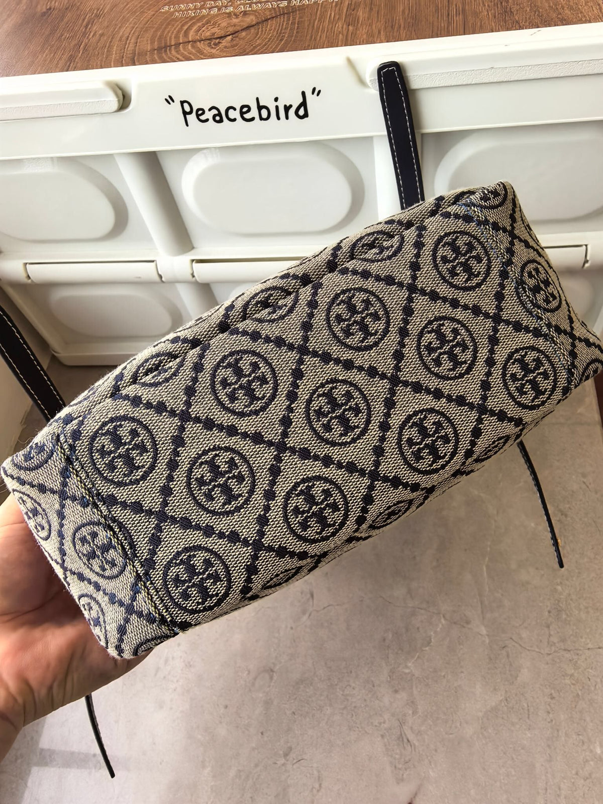 Number 923 Blue Flower Toryburch Brand New Drawstring Shopping Tote ROMY Handheld Crossbody Bucket Bag with Delicate and Thick Head Layer Leather Material and Soft Waist Contour. It is the ultimate daily handbag with light weight and spacious interior