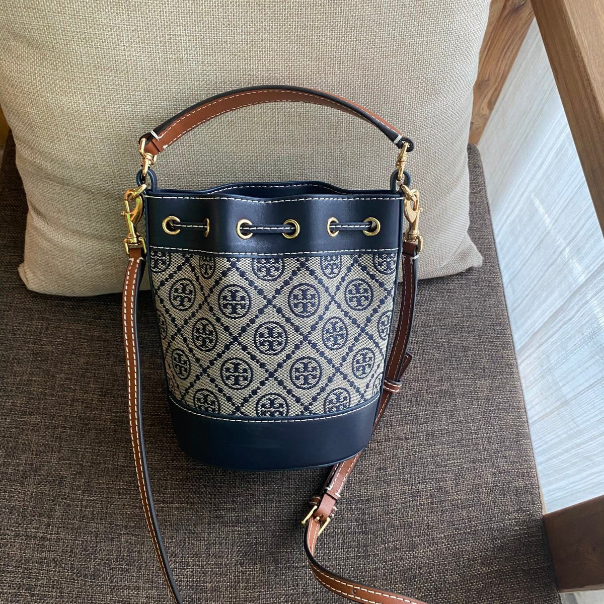 Purchasing Quality 1616 Small TORY BURCH Monogram 2021 Summer New Drawstring Bucket Bag Texture Navy Blue Canvas Fabric with Sharp Body Retro Jacquard Decoration for a More Casual and Stylish Overall Style