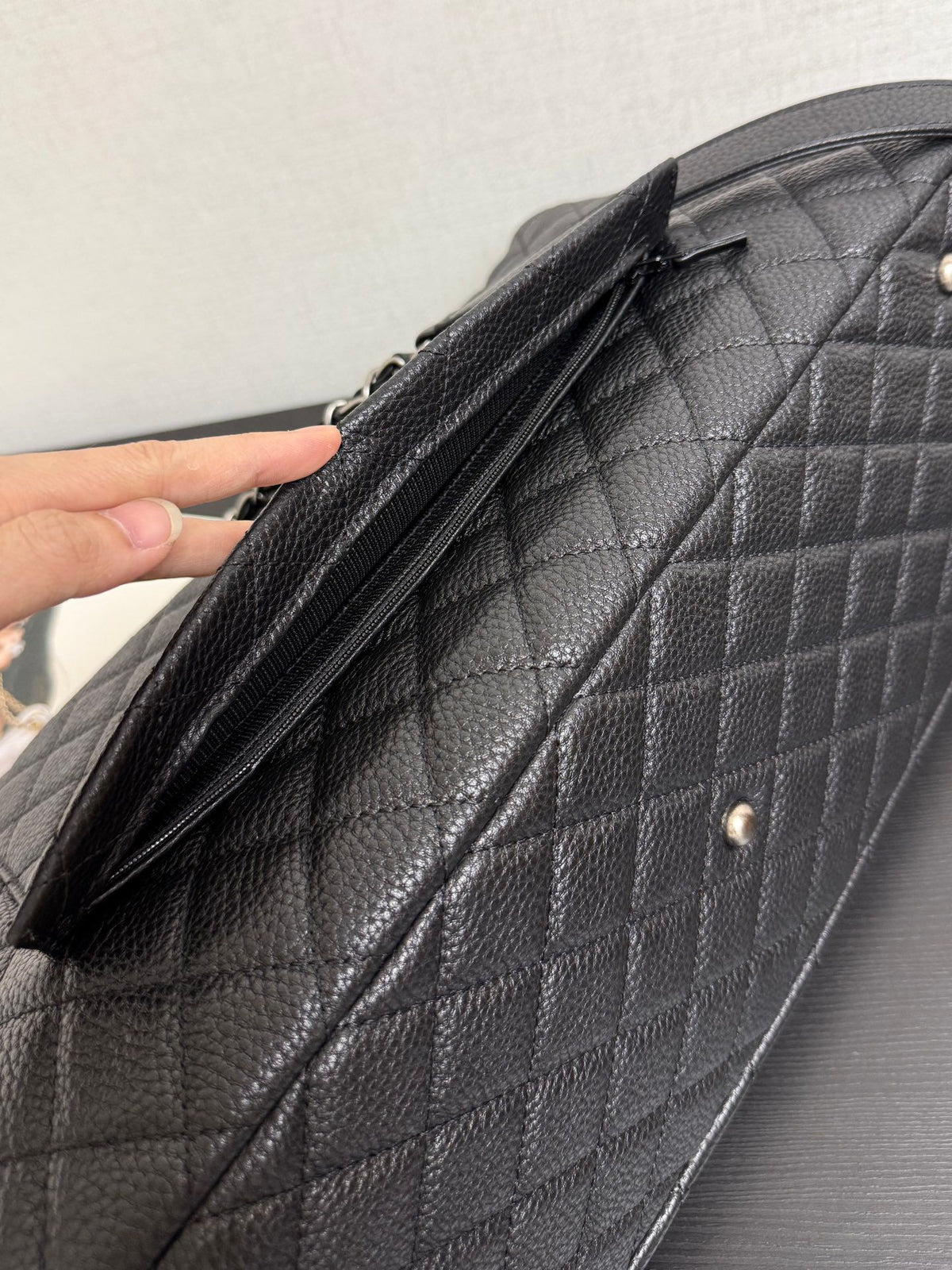 Now in stock, the airport bag is definitely a treasure. When I walk on the street with it on my back, I feel the wind becomes gentle and flattering. It has an aura of 2.8 meters and is windy even when I walk. The XXL Big Mac capacity is simply a Doraemon