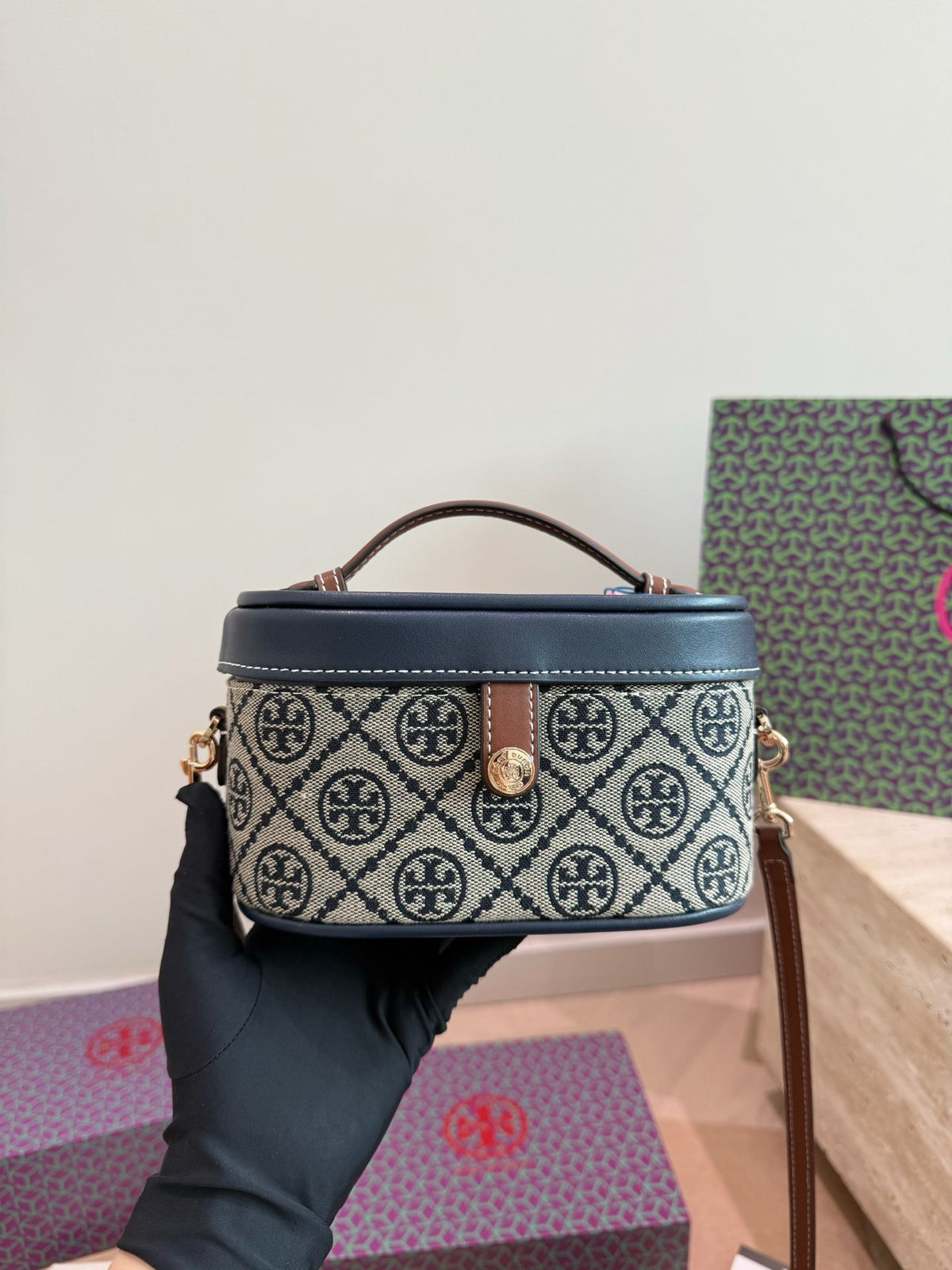 Comes with a folding box size of 18.11cm