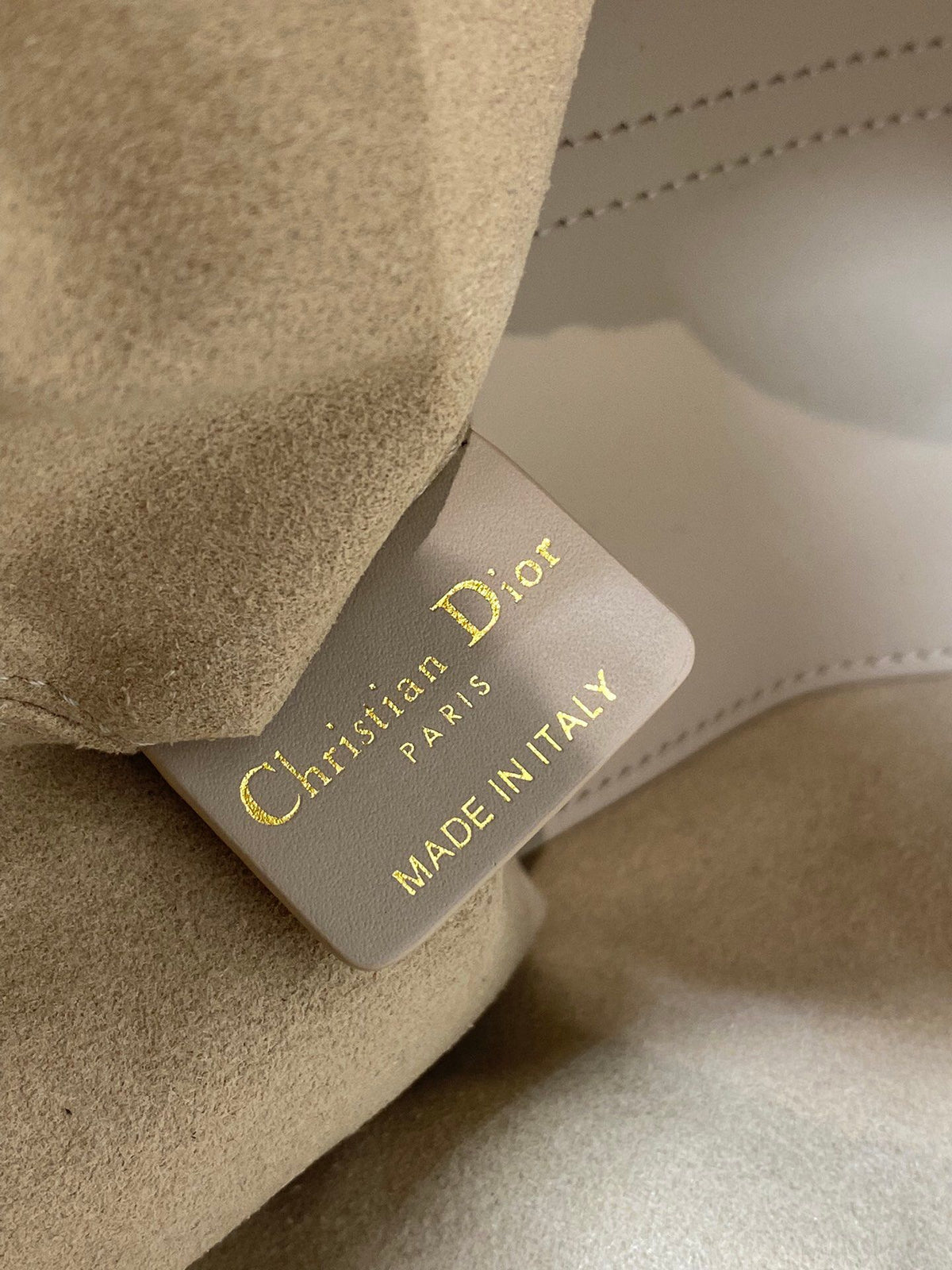 The small light apricot is in stock. Take Toujours for travel. The oversized rhombus design is paired with classic letter accessories. It is very modern and fashionable. The structure of the bag is very soft. The calfskin material is full of high-end