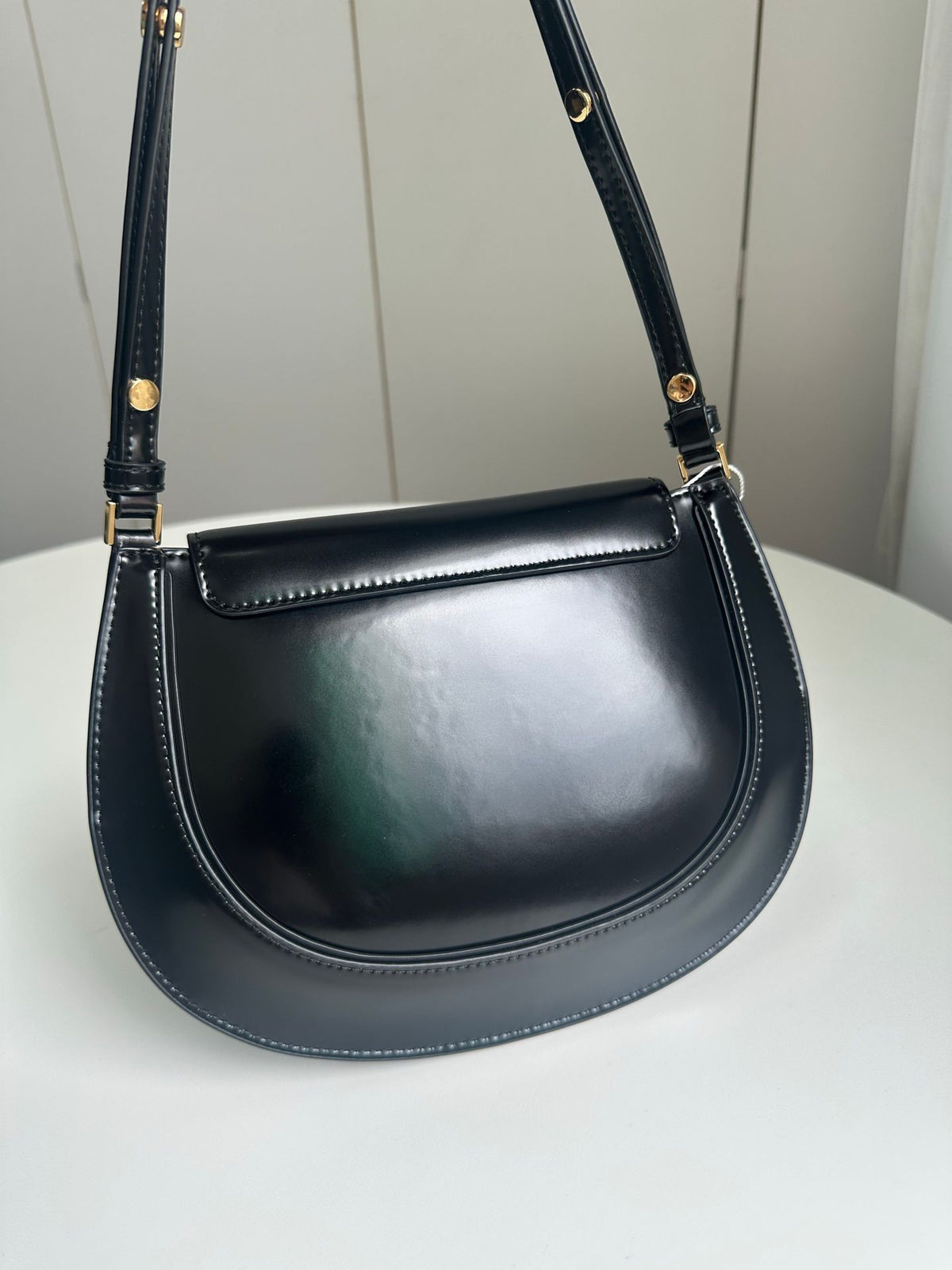Spring/Summer 163367 Tang Li Bai Qi ROBINSON Small Flip Shoulder Backpack Handbag with Classic and Versatile silhouette, Suitable for daily use, Showcasing Fashion Taste, Adorned with Smooth and Round Edges, Height 18/Length 24/Depth 5cm
