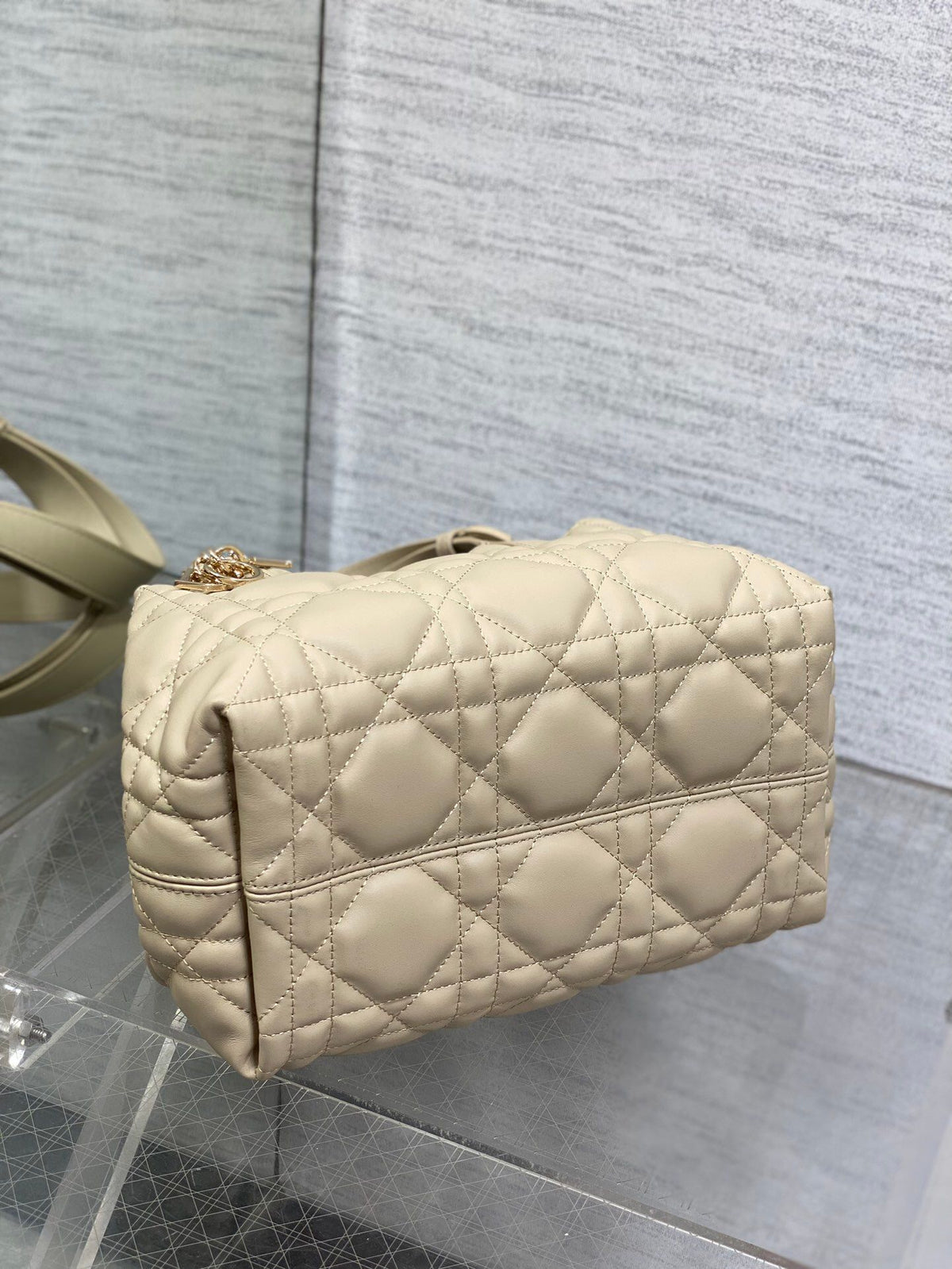 The small light apricot is in stock. Take Toujours for travel. The oversized rhombus design is paired with classic letter accessories. It is very modern and fashionable. The structure of the bag is very soft. The calfskin material is full of high-end