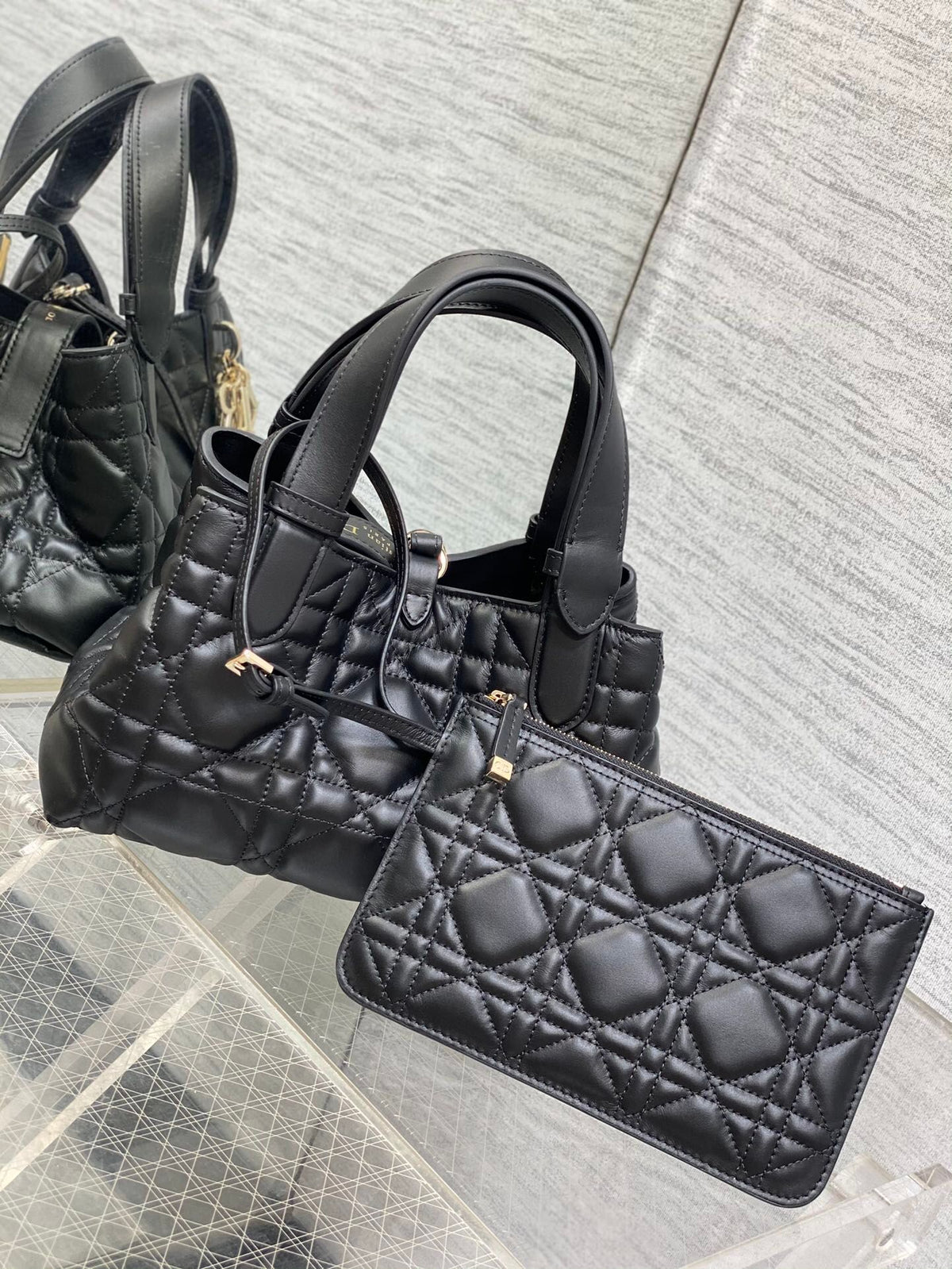 The small black size is in stock. Take Toujours with you when traveling. The oversized rhombus design is matched with classic letter accessories. It is very modern and fashionable. The structure of the bag is very soft. The calfskin material is full of