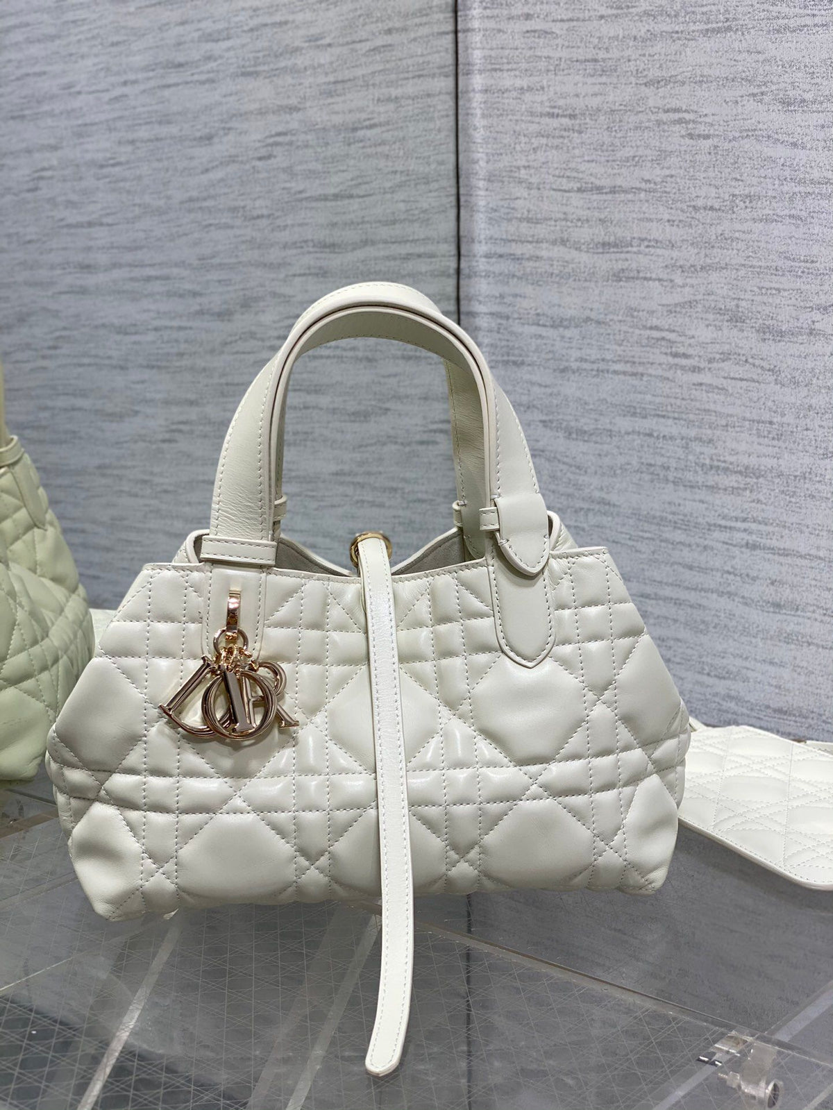 Small white ready-made. Take Toujours for travel. The oversized rhombus design is paired with classic letter accessories. It is very modern and fashionable. The structure of the bag is very soft. The calfskin material is full of high-end feeling. The