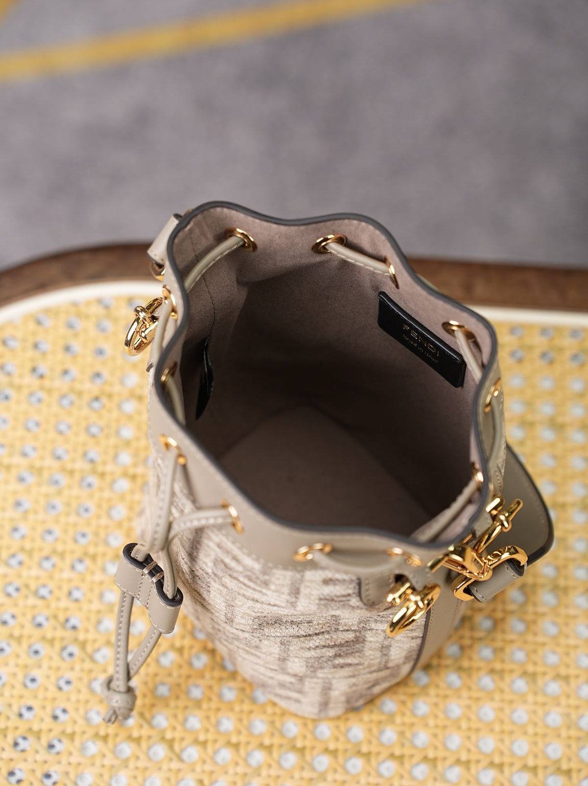 Model 96827 khaki size 181210 cm FENDI same model MON TR É SOR bucket bag decorated with pigeon gray iconic FF logo, both shoulder and handheld are super practical