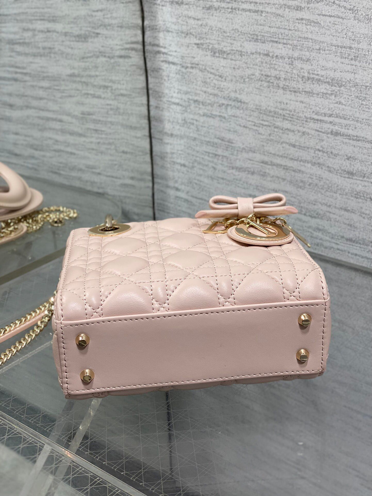 In stock, Classic Lady's latest bow-tie Princess Diana bag. A must-have three-compartment bag for everyone. Charming, elegant and full of aura. It is also full of femininity when carried cross-body. Classic fashion style. This beautiful bag is available
