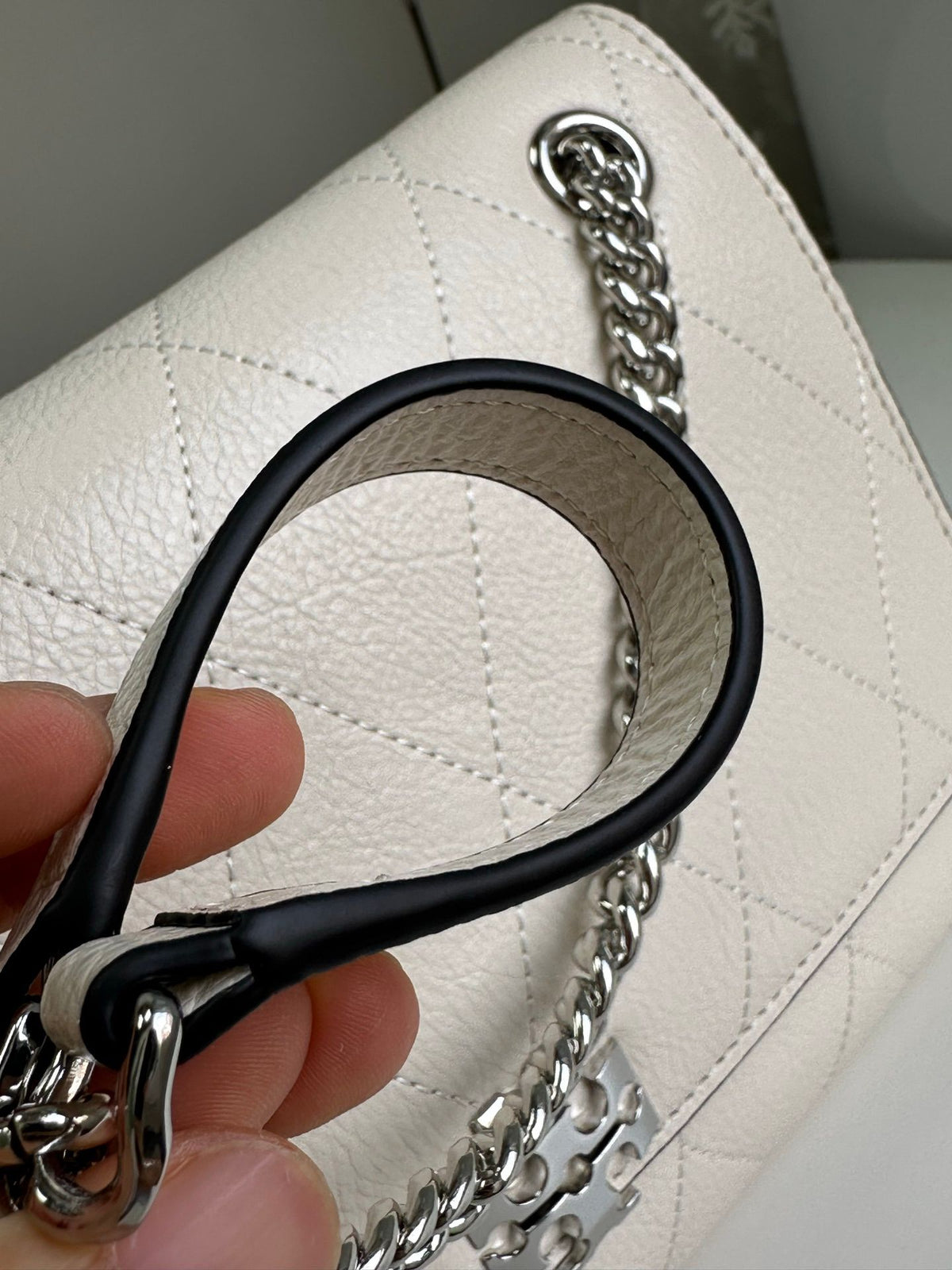 Number 1519 Tory Burch new model, you really understand girls, right? The diamond grid pattern comes with a gentle filter, and the silver chain adds a touch of sharpness. The back is effortless and exquisite. It can be worn all year round. White moonlight