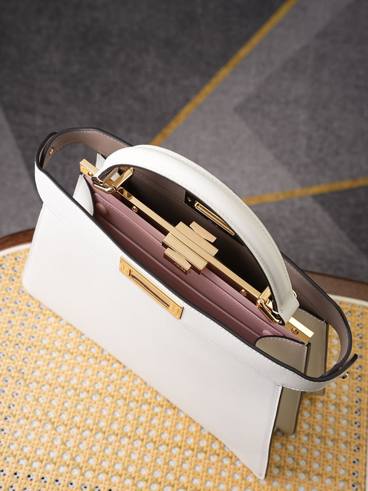 Model 8005, white, dimensions 27x21x9.5cm