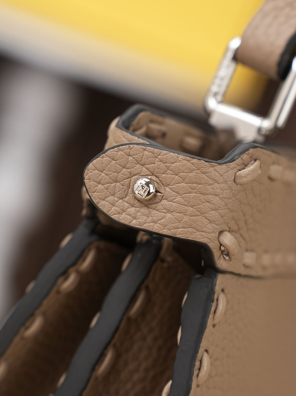 Model 15009 Pigeon Grey Size 20cm Details Pigeon Grey Hand sewn Peekaboo ISeeU Medium Handbag Litchi Pattern Calfskin Material with Classic Twisted Lock Soft Nappa Leather Lining on Both Sides Separated by Hard Dividers with Buckle Internal Pocket and
