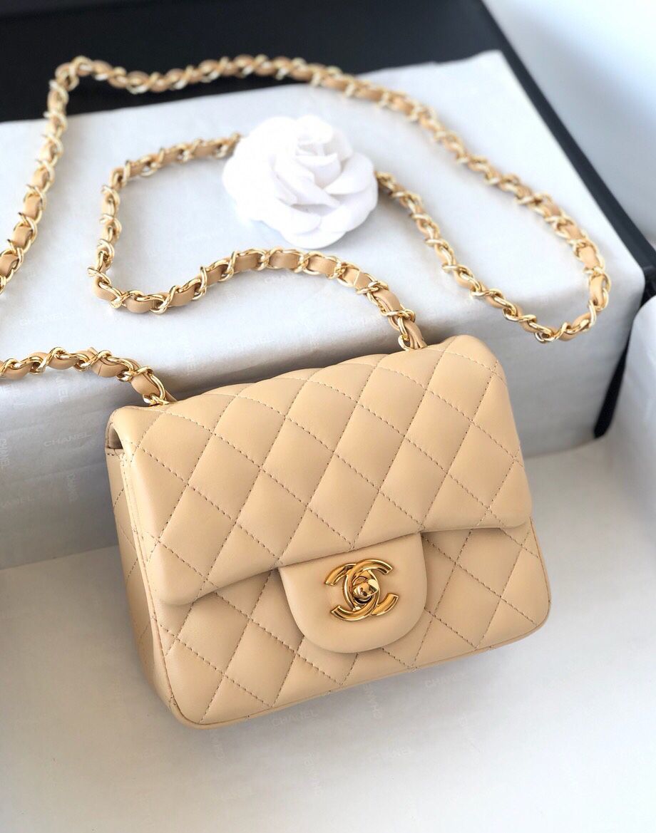 Fang Fatzi Mini 17cm CF has a very feminine elegance and inherits classics. It is listed as the historical sales champion and is an indispensable piece in every pink fan’s wardrobe. 17cm650 Sheepskin