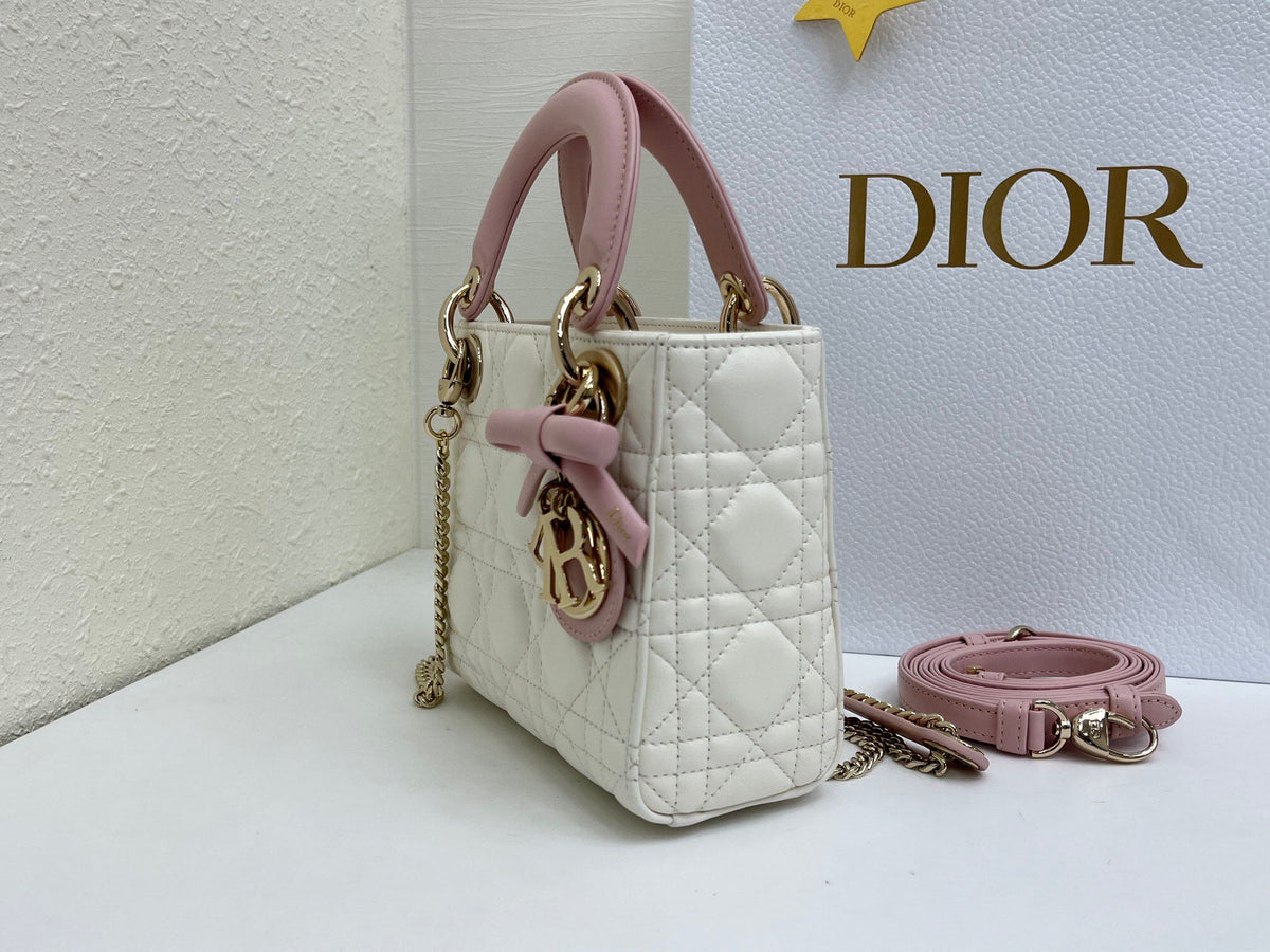 White and soft pink are in stock. Classic Lady's latest bow-tie Princess Diana bag. A must-have three-compartment bag for everyone. Charming, elegant and full of aura. It is also full of femininity when carried cross-body. Classic fashion style. This
