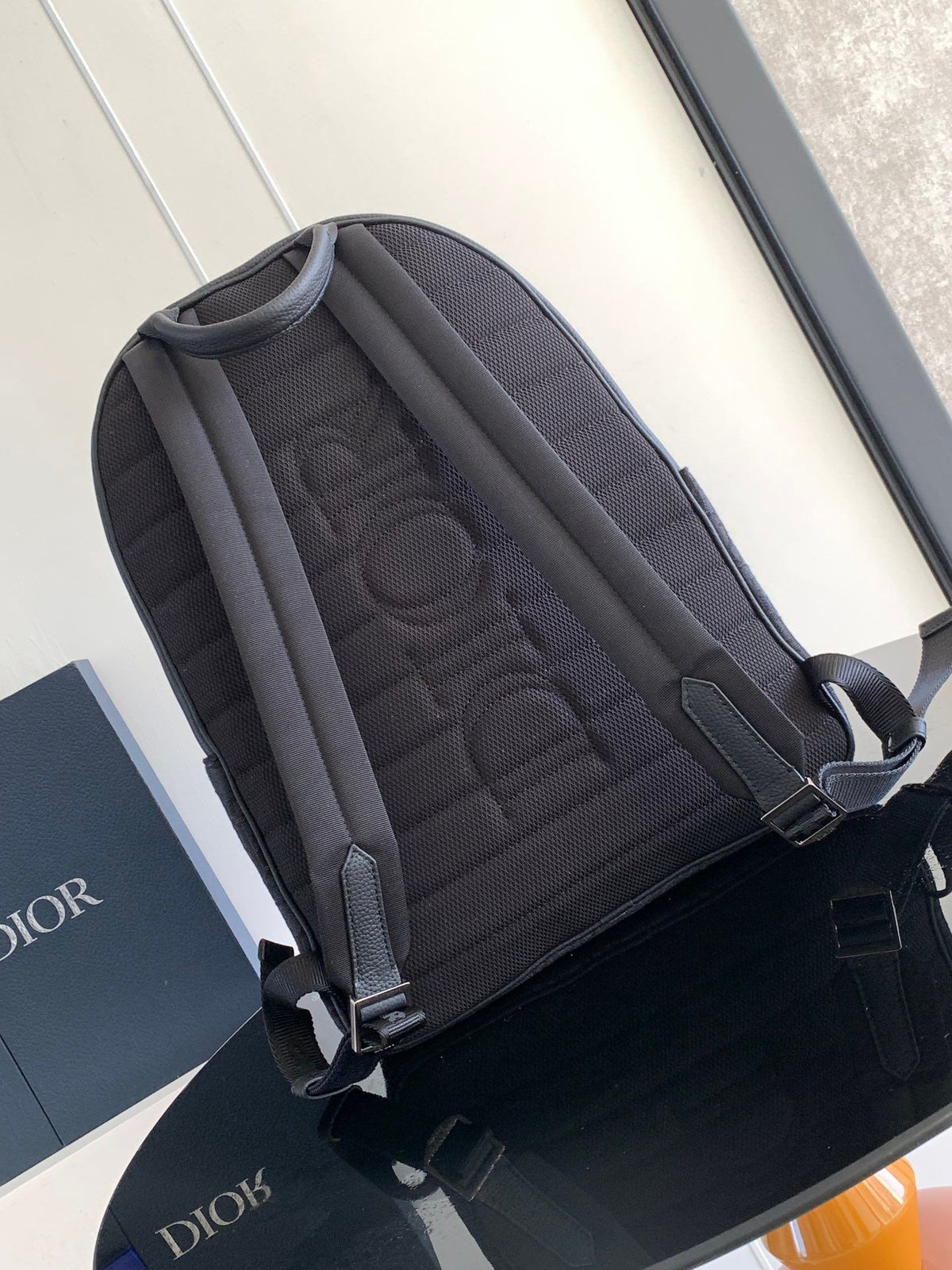This saddle zippered shoulder bag is a new product in the 2024 winter series. It adopts a fashionable original design to highlight the saddle style. It is carefully made of black Oblique printed fabric and decorated with tonal grained cow leather details
