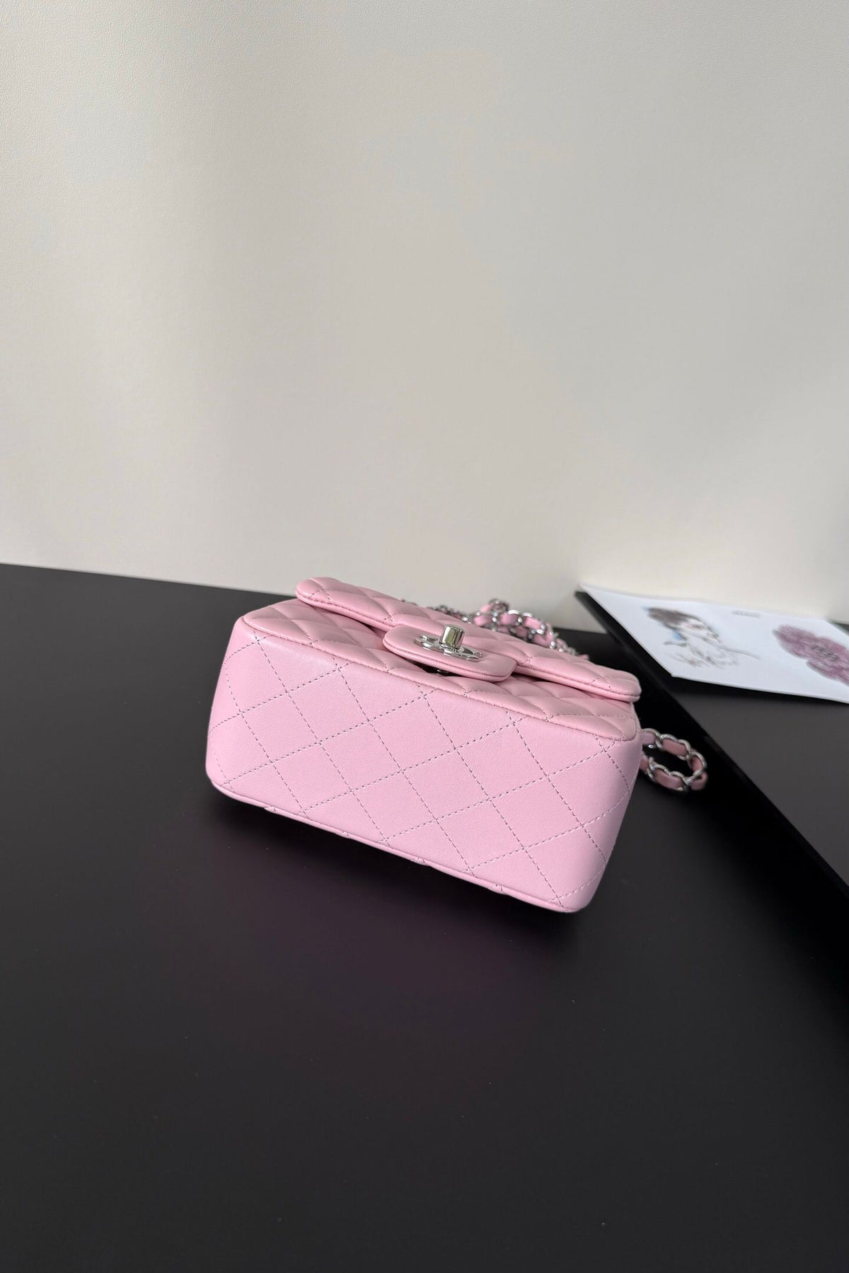 Pink silver buckle Classic Flap classic Cf square fat return is exquisite and durable. It is a timeless style that can be matched with anything.