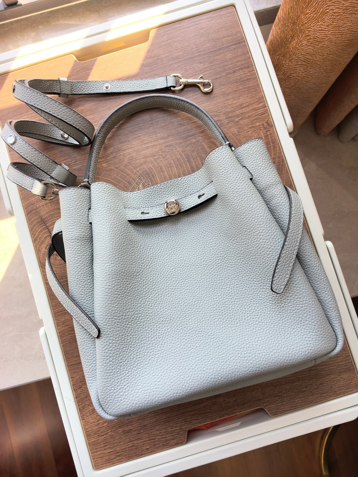 Toryburch's brand new drawstring shopping tote bag with serial number 923 ROMY is a portable crossbody bucket bag made of delicate and thick cowhide material with a soft waist contour. It is the ultimate daily handbag with light weight and spacious interi