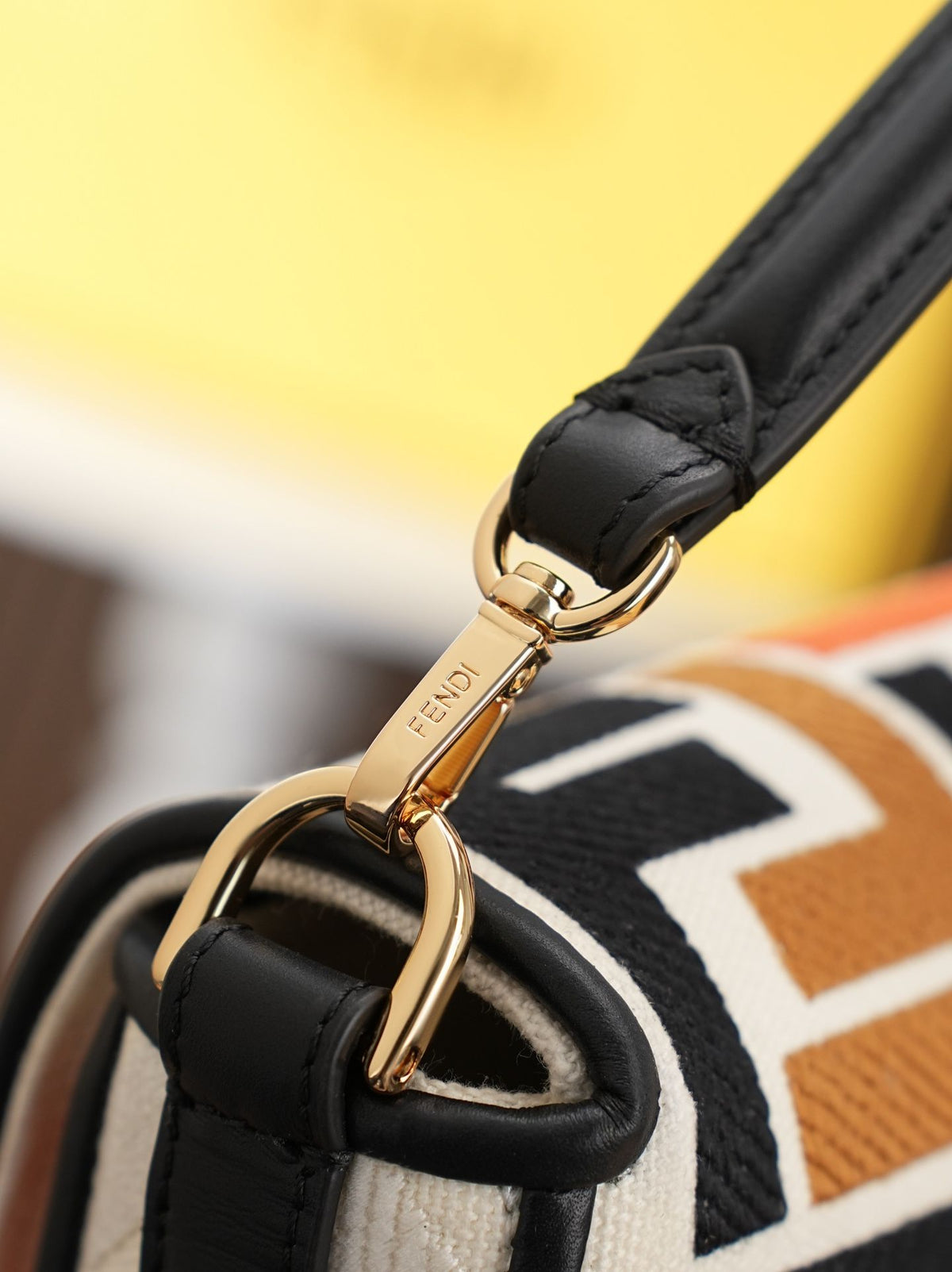 Model 6004, small size 20cm, FENDI's popular classic Baguette, crafted from high-quality canvas with advanced techniques. The entire bag features double FF three-dimensional embroidery, boasting an unparalleled texture. It comes with a detachable shoulder