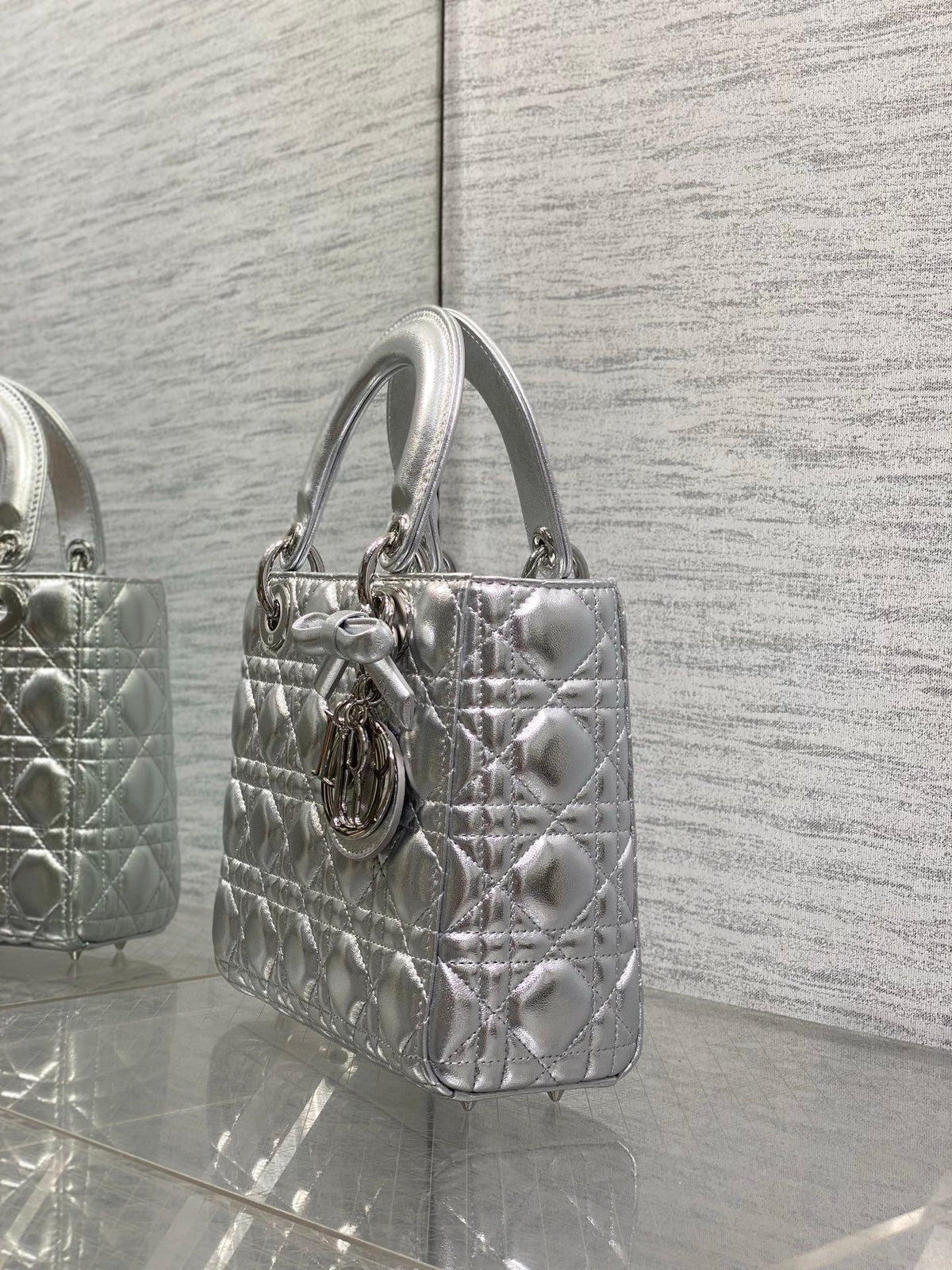 In stock, Lady's latest four-lattice bow Diana bag is carefully made of lambskin. It is a must-have Princess Diana bag for everyone. It is charming, elegant and full of aura. It is also full of femininity when carried cross-body. It has a classic fashion