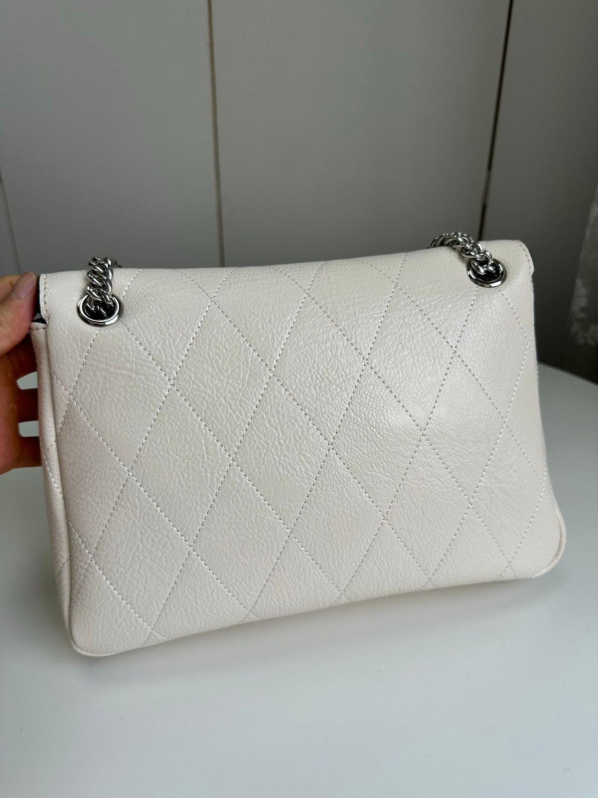 Number 1519 Tory Burch new model, you really understand girls, right? The diamond grid pattern comes with a gentle filter, and the silver chain adds a touch of sharpness. The back is effortless and exquisite. It can be worn all year round. White moonlight
