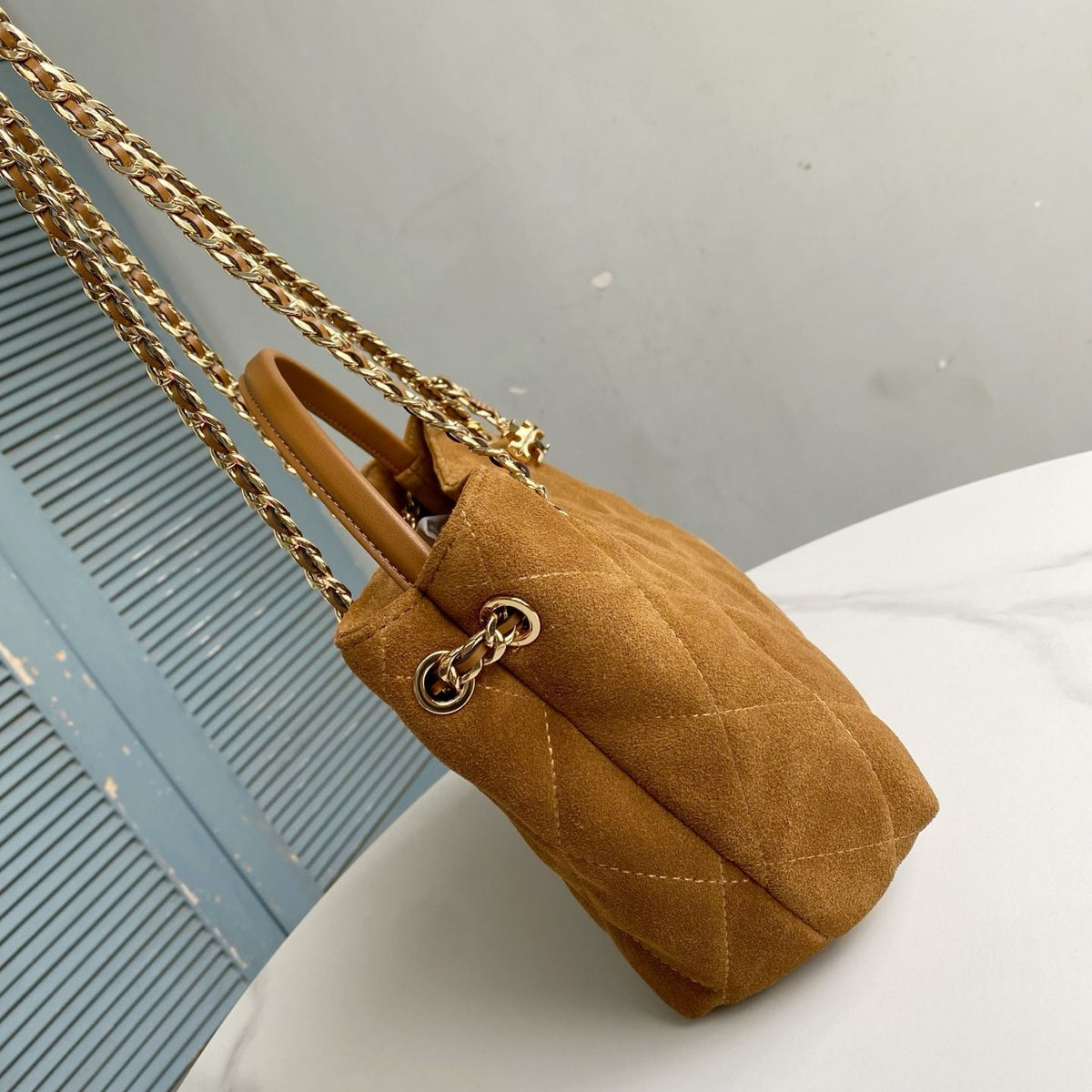 The TB new Fleming series is refreshed with a lightweight and slender quilted diamond grid pattern. This small handbag is crafted from soft leather and features a magnetic snap button with two pockets for easy storage. It can easily accommodate a tablet