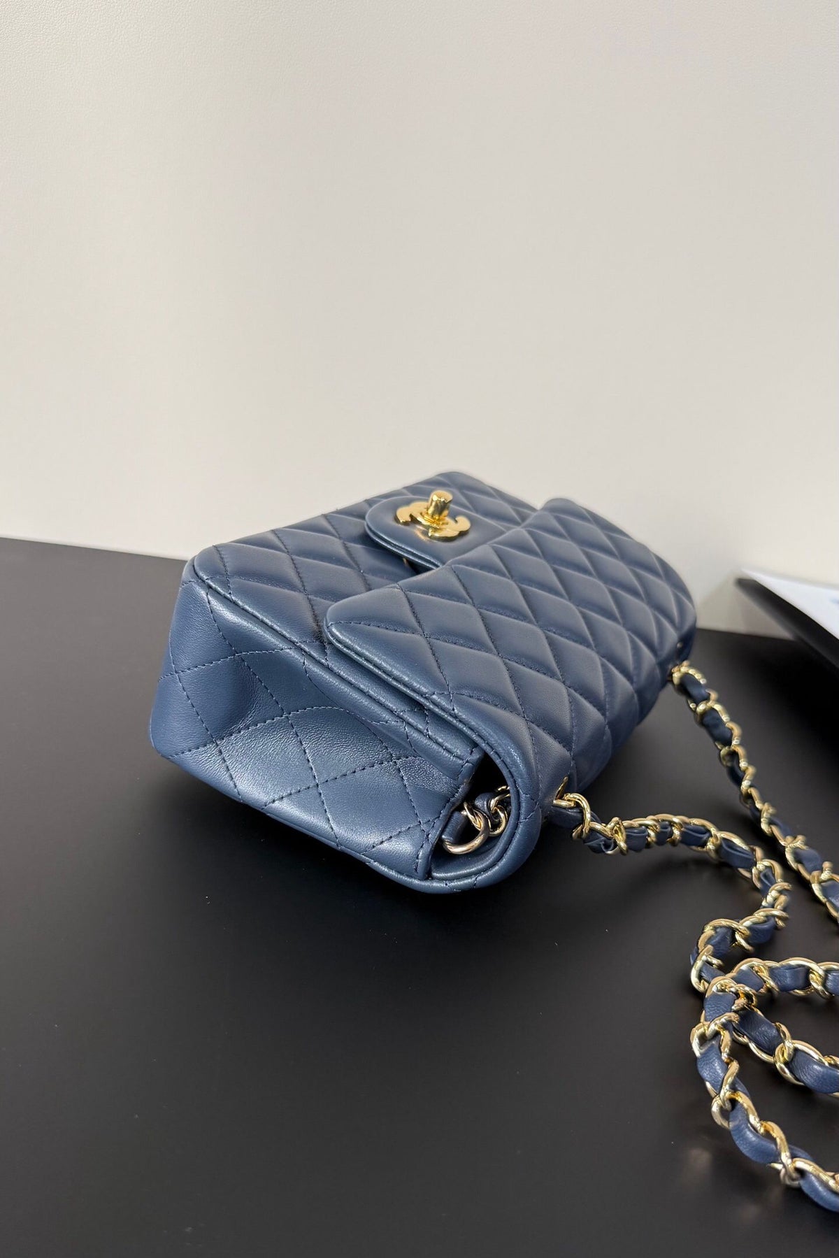 Upgraded version (full leather inside and outside) CF 20cm lambskin. Exclusive product in the market. Please see the pictures for leather details and workmanship. It is perfect. Welcome to compare. 116 dark blue gold buckle.