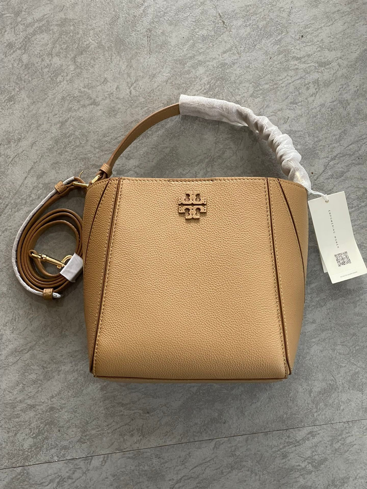 Toribochi bag mouth can be deformed TB 100% Philippines cross the sea back more than ten Mcgraw deformation bags 100% imported fabric with imported cowhide splicing process contrasting car stitching bag mouth with magnetic buckle is very safe with a movab