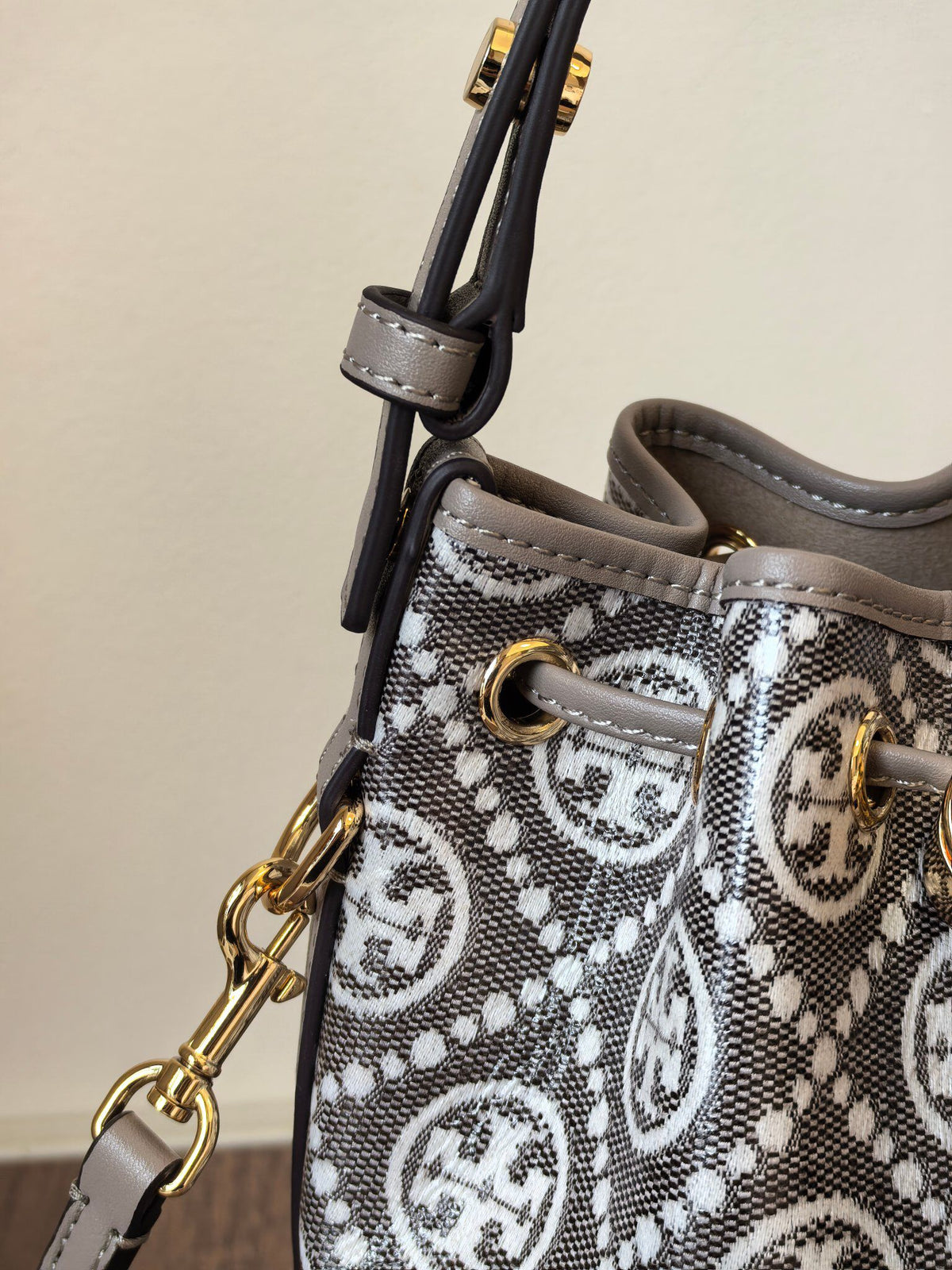 Number 1616, promise me that you must choose this color. Promise me that you must choose this charcoal gray TORY BURCH. It is low-key yet high-end, and can handle any style. The classic TMonogram jacquard pattern is really recognizable, matched with delic