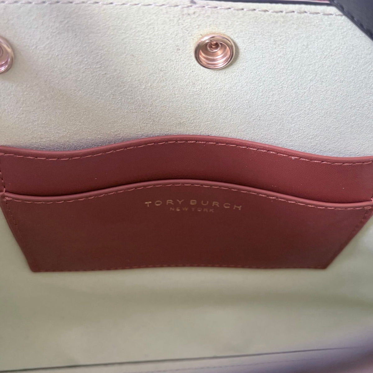 Tory Burch's new product features a dual bag setup, showcasing the elegance of black and rice. Classic black exudes a calm and sophisticated sophistication