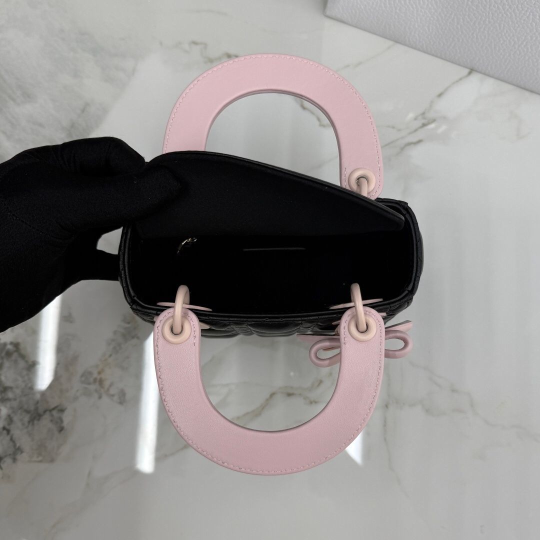 Three compartments in black and pink are in stock. Classic Lady's latest bow-tie Princess Diana bag. A must-have three compartment bag for everyone. Charming, elegant and full of aura. It is also full of femininity when carried cross-body. Classic fashion