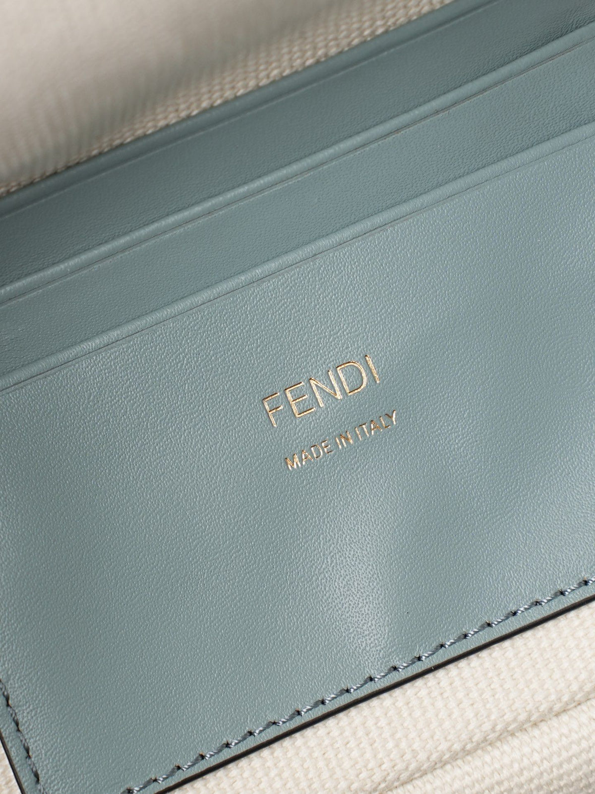 Model 6004, small size 20cm, FENDI's popular classic Baguette, crafted from high-quality canvas with advanced techniques. The entire bag features double FF three-dimensional embroidery, boasting an unparalleled texture. It comes with a detachable shoulder