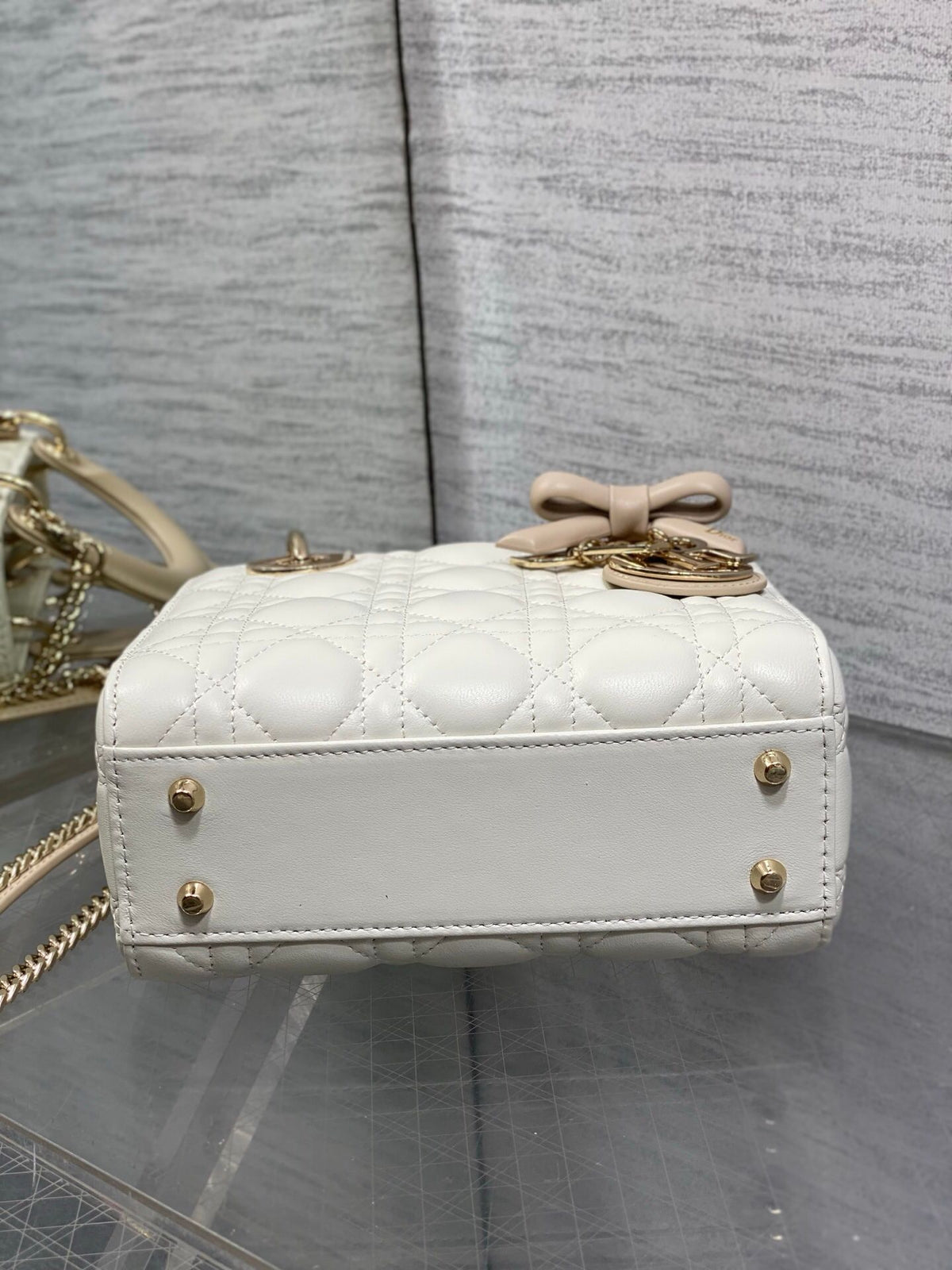 Classic Lady's latest bow-tie Princess Diana bag. A must-have three-compartment bag for everyone. Charming, elegant and full of aura. It is also full of femininity when carried cross-body. Classic fashion style. This beautiful bag is available on Instagra