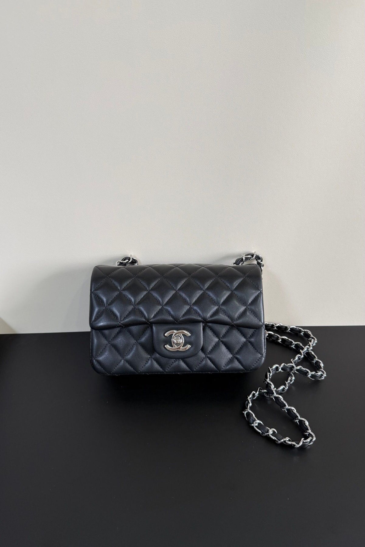 Upgraded version (full leather inside and outside) CF 20cm lambskin. Exclusive product in the market. Please see the pictures for leather details and workmanship. It is perfect. Welcome to compare. 116
