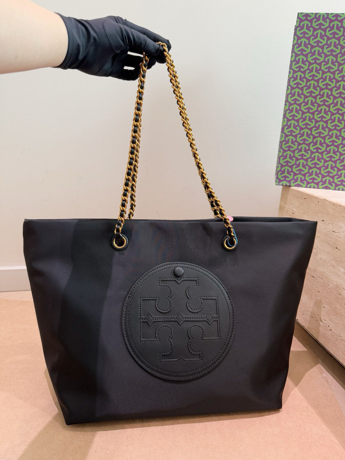 The Tory Burch shopping bag TB is full of classic texture