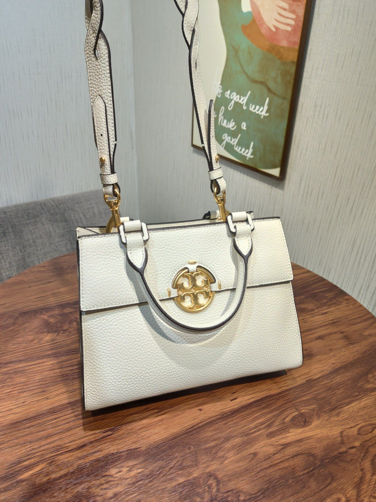 TORY BURCH's classic Miller handbag features lychee patterned cowhide and adjustable length woven leather diagonal straps, showcasing a variety of fashionable styles. The flip cover is equipped with magnetic snap fasteners