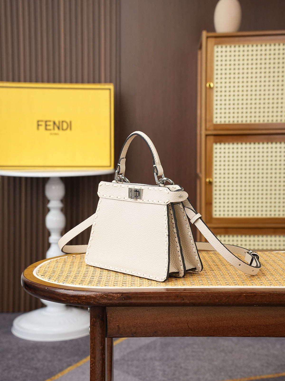 Model 15009, beige color, size 20cm. Details: beige hand-sewn, PeekabooISeeU medium-sized handbag, made of peel-effect calfskin leather, featuring classic twist locks on both sides, soft nappa leather lining, two compartments separated by a hard divider