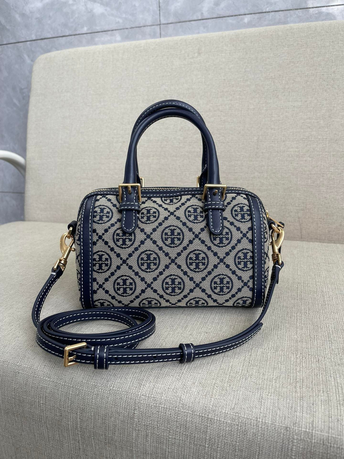 The hottest TB model is currently being produced by the OEM factory, and the latest bag is fully imported with a woven logo and customer supplied fabric. It is paired with imported cowhide with a zipper and a movable shoulder strap. The shoulder strap