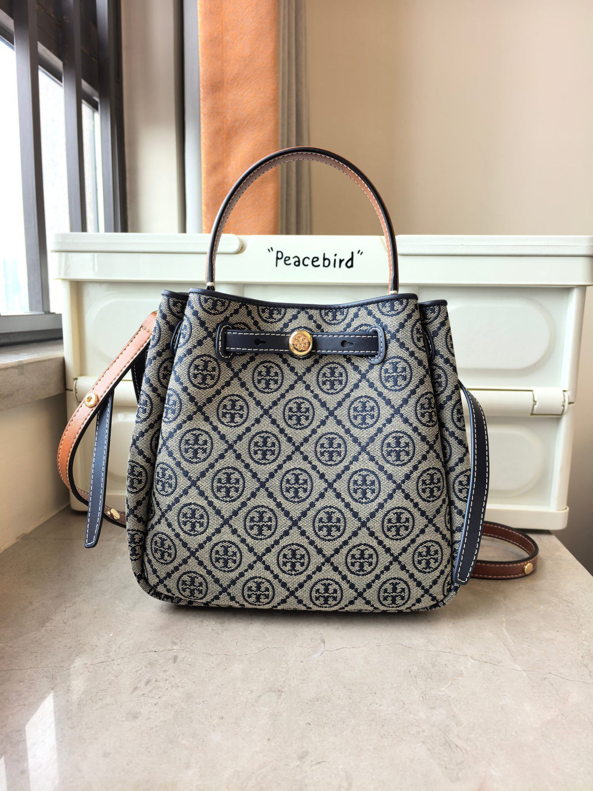 Number 923 Blue Flower Toryburch Brand New Drawstring Shopping Tote ROMY Handheld Crossbody Bucket Bag with Delicate and Thick Head Layer Leather Material and Soft Waist Contour. It is the ultimate daily handbag with light weight and spacious interior
