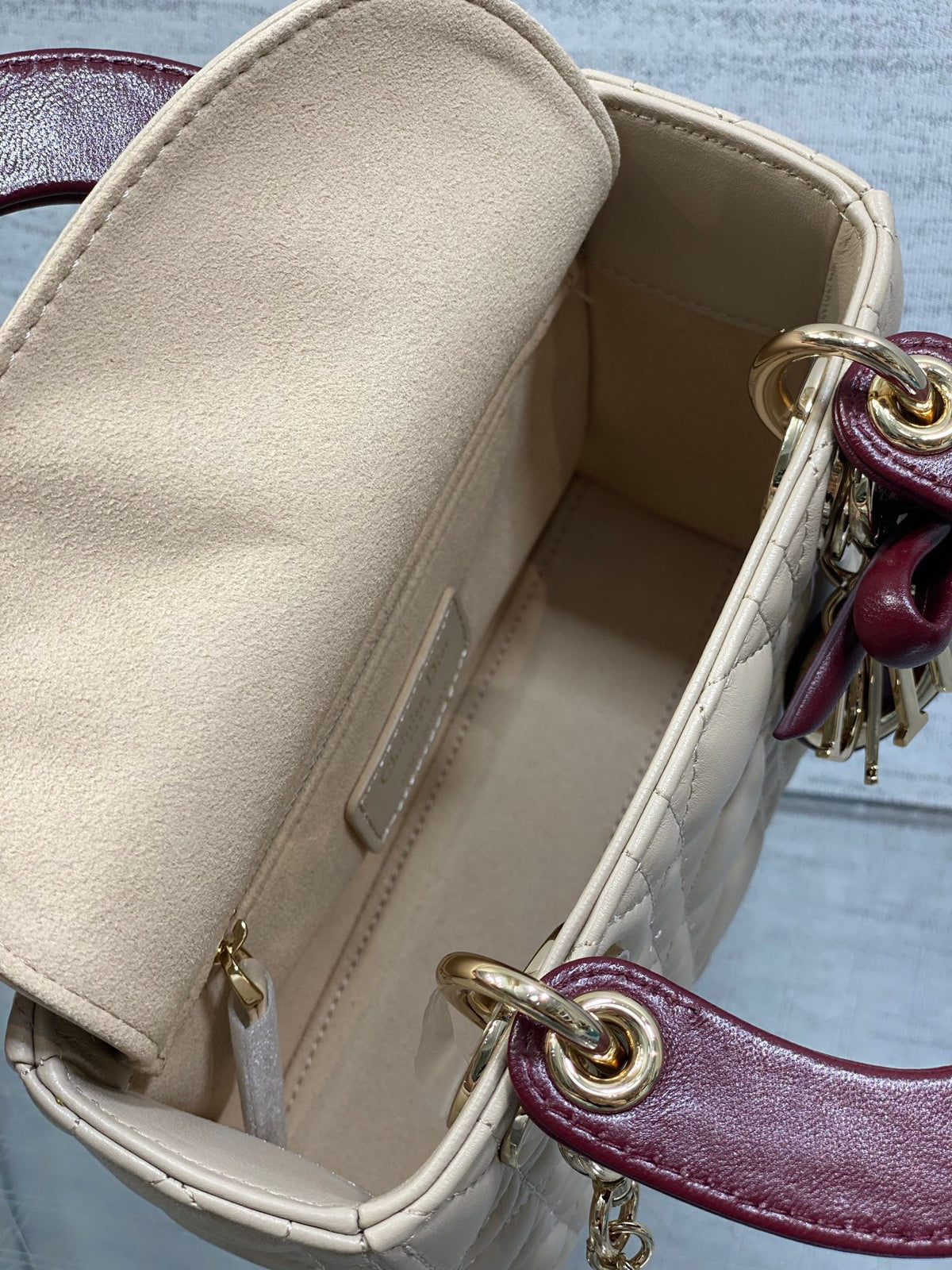Classic Lady's latest bow-tie Princess Diana bag. A must-have three-compartment bag for everyone. Charming, elegant and full of aura. It is also full of femininity when carried cross-body. Classic fashion style. This beautiful bag is available on Instagra