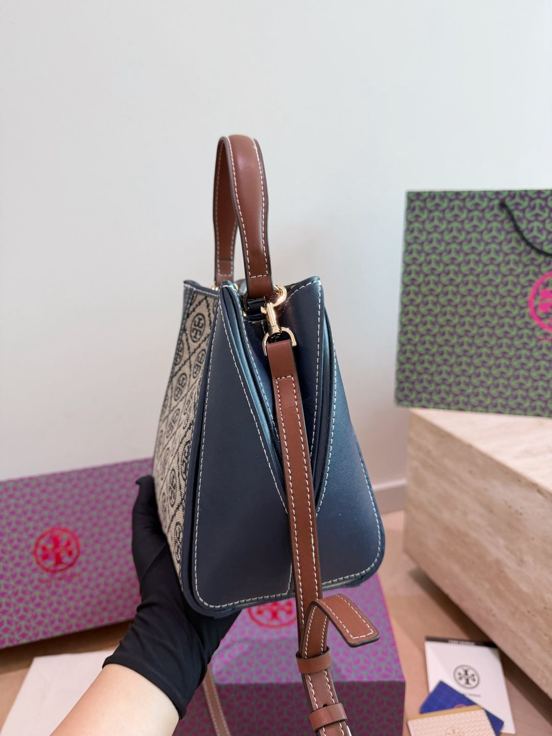 Comes with TORYBURCH TB Bucket Bag Gift Box