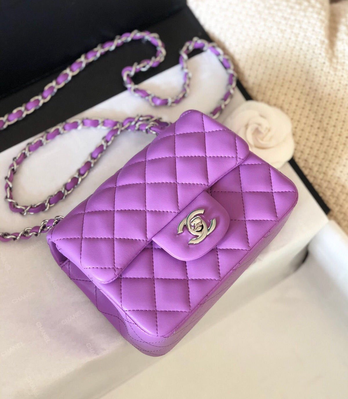 Fang Fatzi Mini 17cm CF has a very feminine elegance and inherits classics. It is listed as the historical sales champion and is an indispensable piece in every pink fan’s wardrobe. 17cm650 Sheepskin
