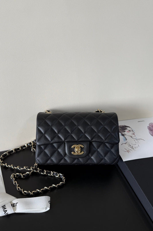CF upgraded version of 116 Caviar "Classic Flap" classic flap bag. Customized calfskin from imported channels with fine ball grain. First-class calfskin caviar with both graininess, gloss and softness. Classic rhombus design and leather-pierced metal