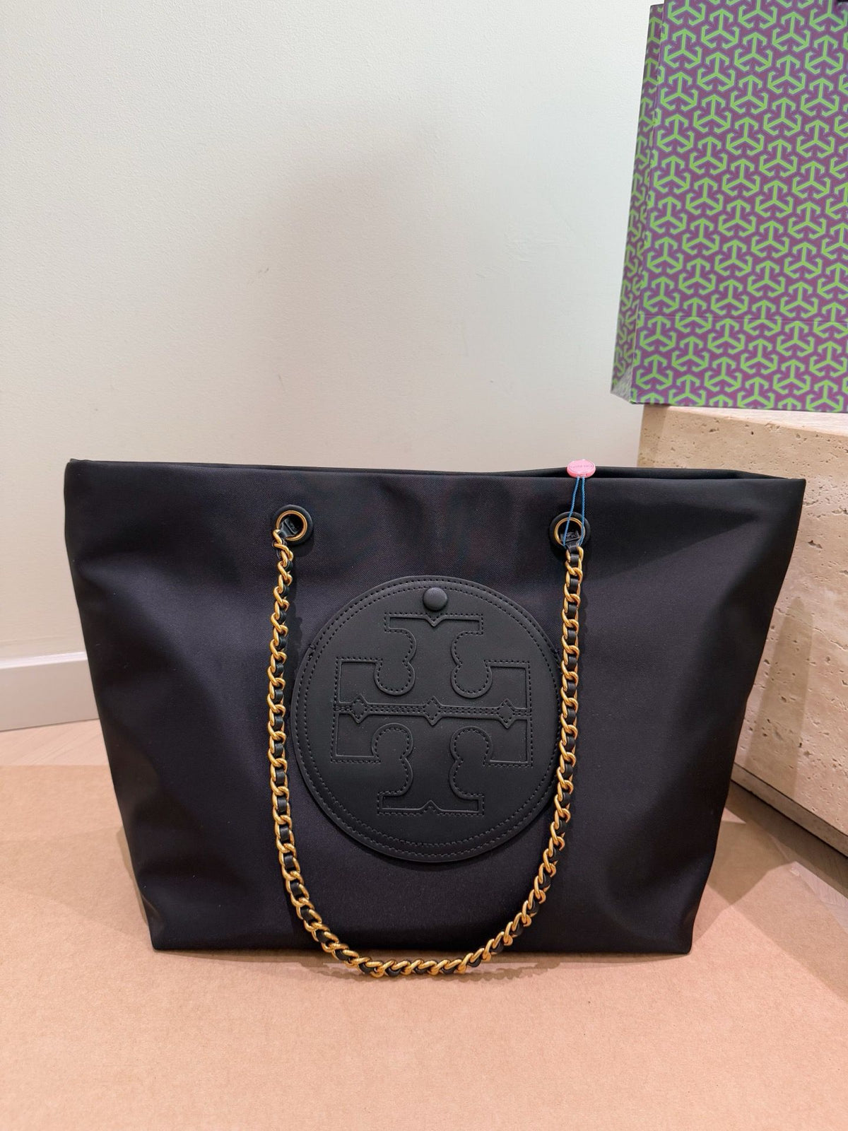 The Tory Burch shopping bag TB is full of classic texture