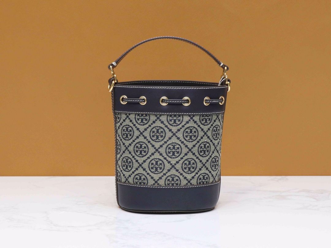 Purchasing quality 340. Small size arrived 80534 small TORY BURCH Monogram 2021 summer new drawstring bucket bag texture navy blue canvas fabric with neat bag body retro jacquard embellishment makes the overall look more casual and stylish